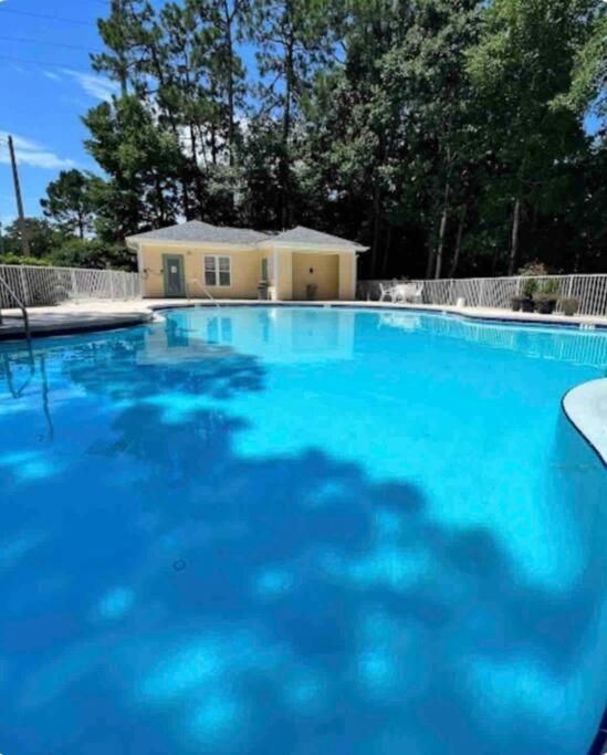 Tommy Bahama 1 Bedroom-WALK to restaurants ,pool-3mi beach! view 2