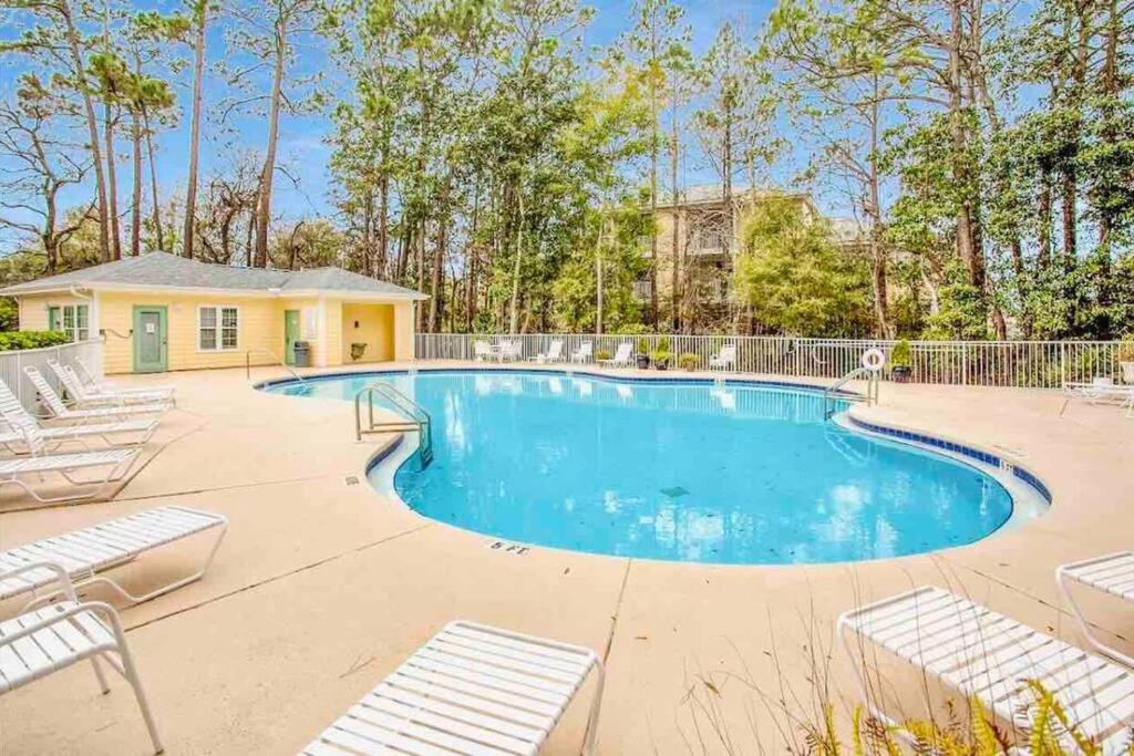 Tommy Bahama 1 Bedroom-WALK to restaurants ,pool-3mi beach! view 4
