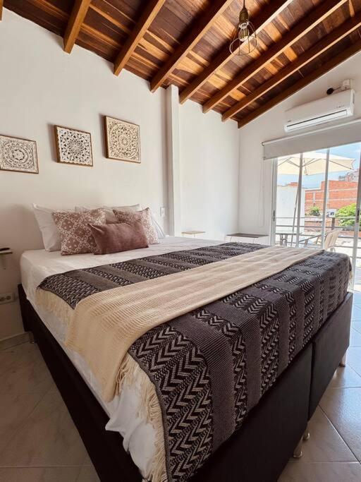 Laureles - Amplio - Terraza- Aire acondicionado