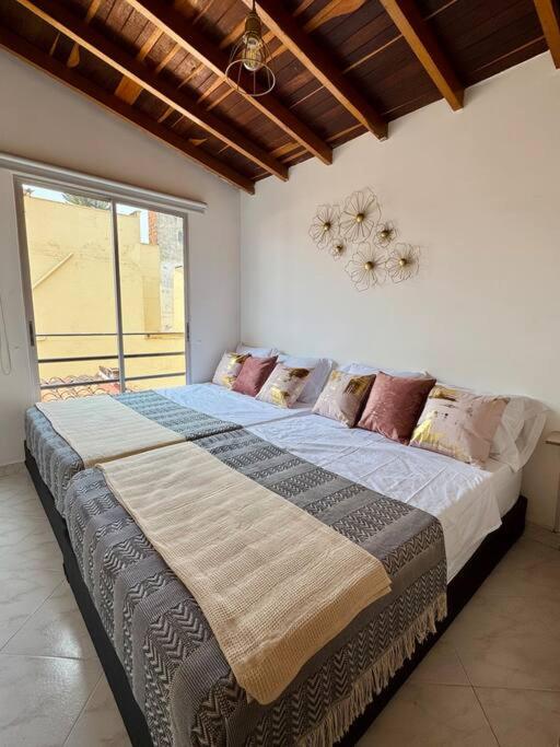 Laureles - Amplio - Terraza- Aire acondicionado