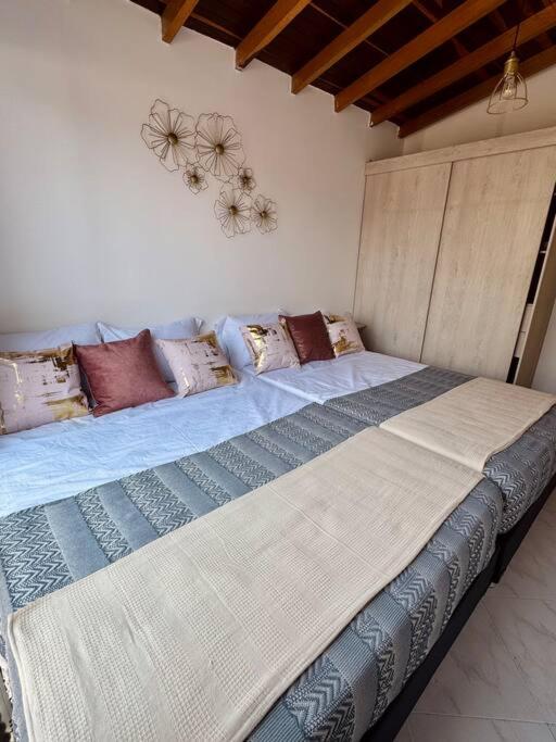 Laureles - Amplio - Terraza- Aire acondicionado