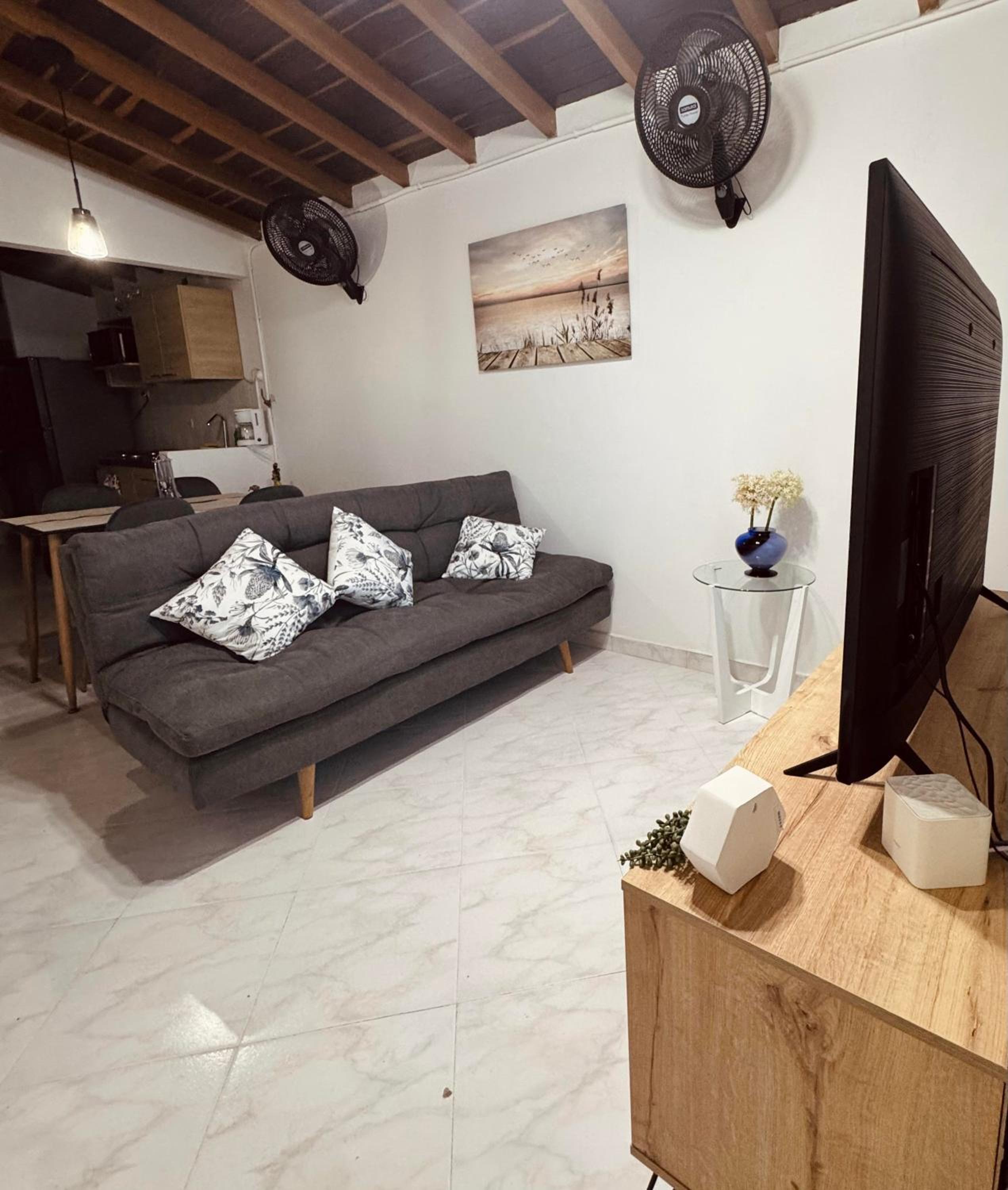 Laureles - Amplio - Terraza- Aire acondicionado