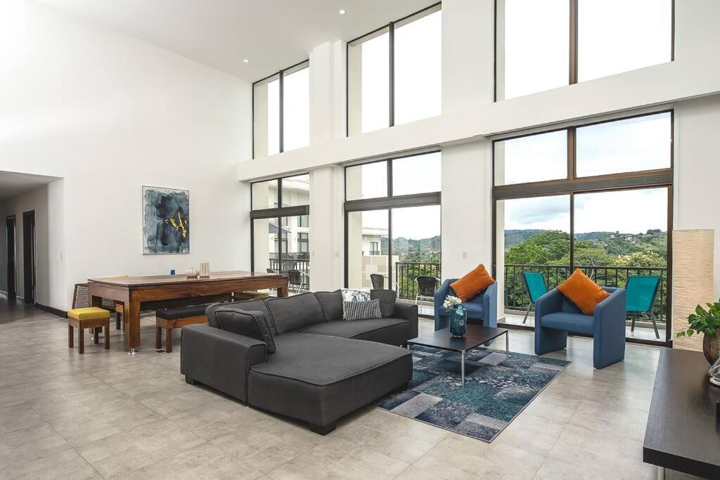 Spacious and Modern Penthouse Condo
