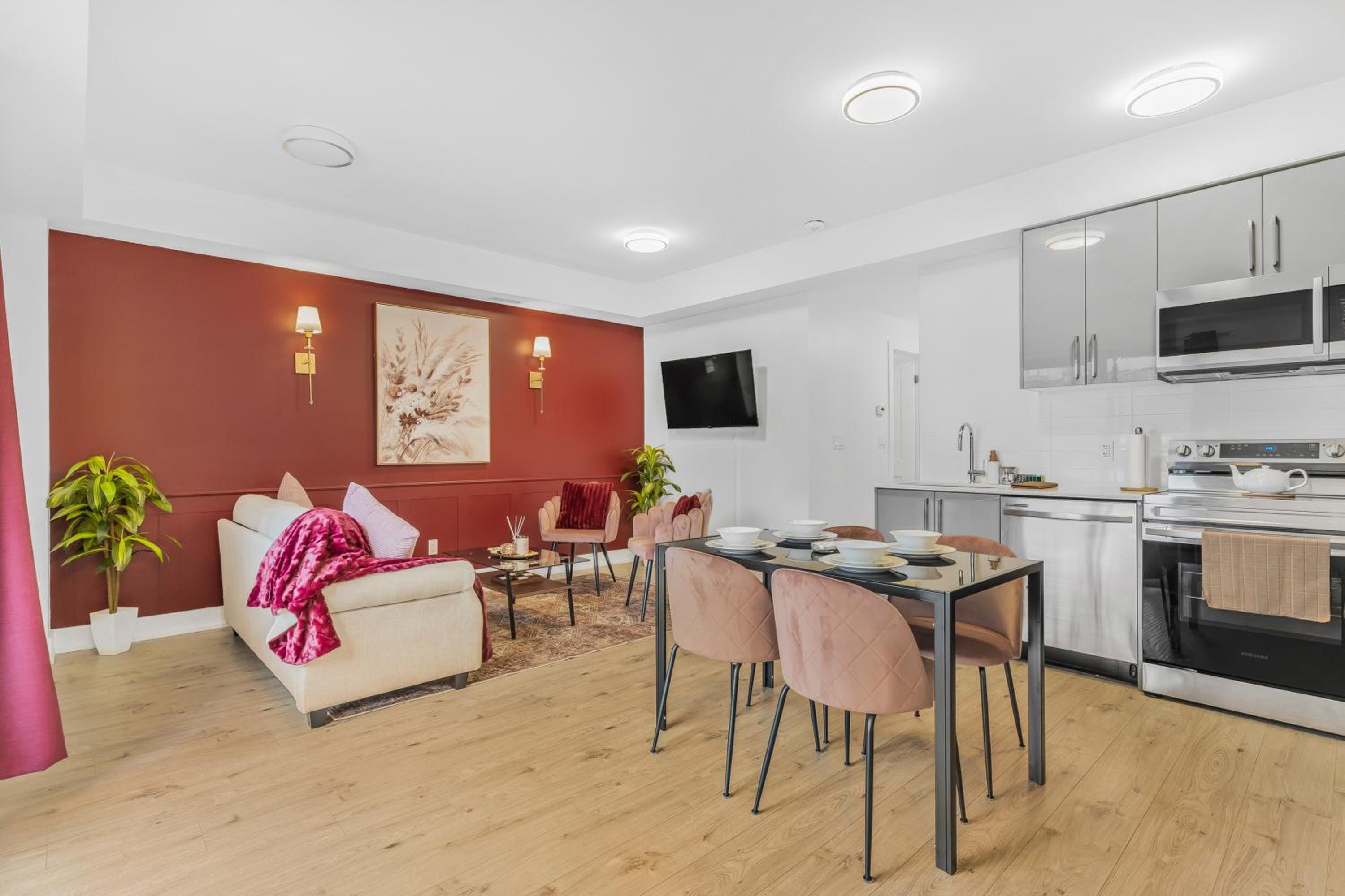Vibrant 2BR Gateway with Free Parking & 7 Mins to the Falls
