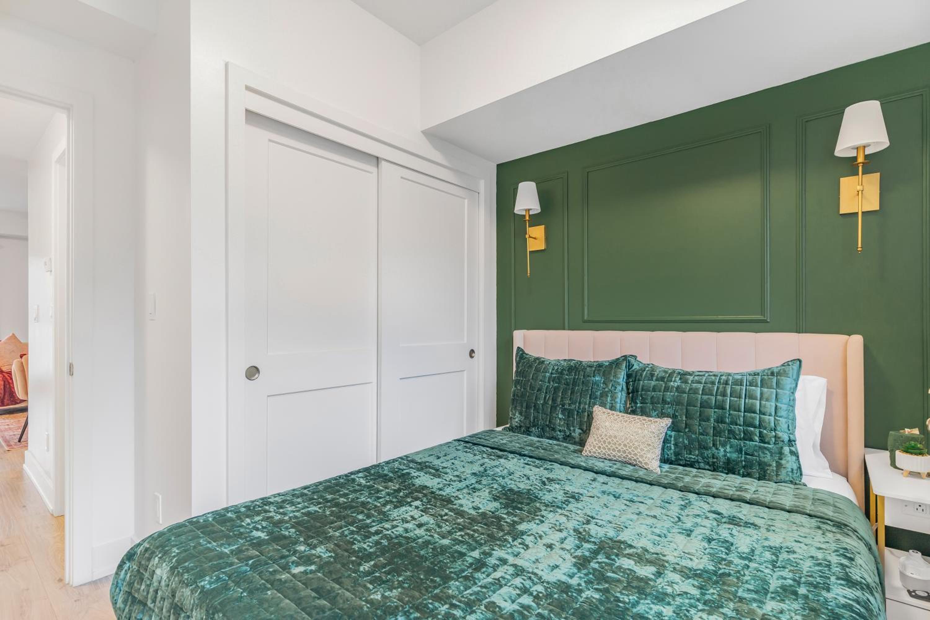 Vibrant 2BR Gateway with Free Parking & 7 Mins to the Falls