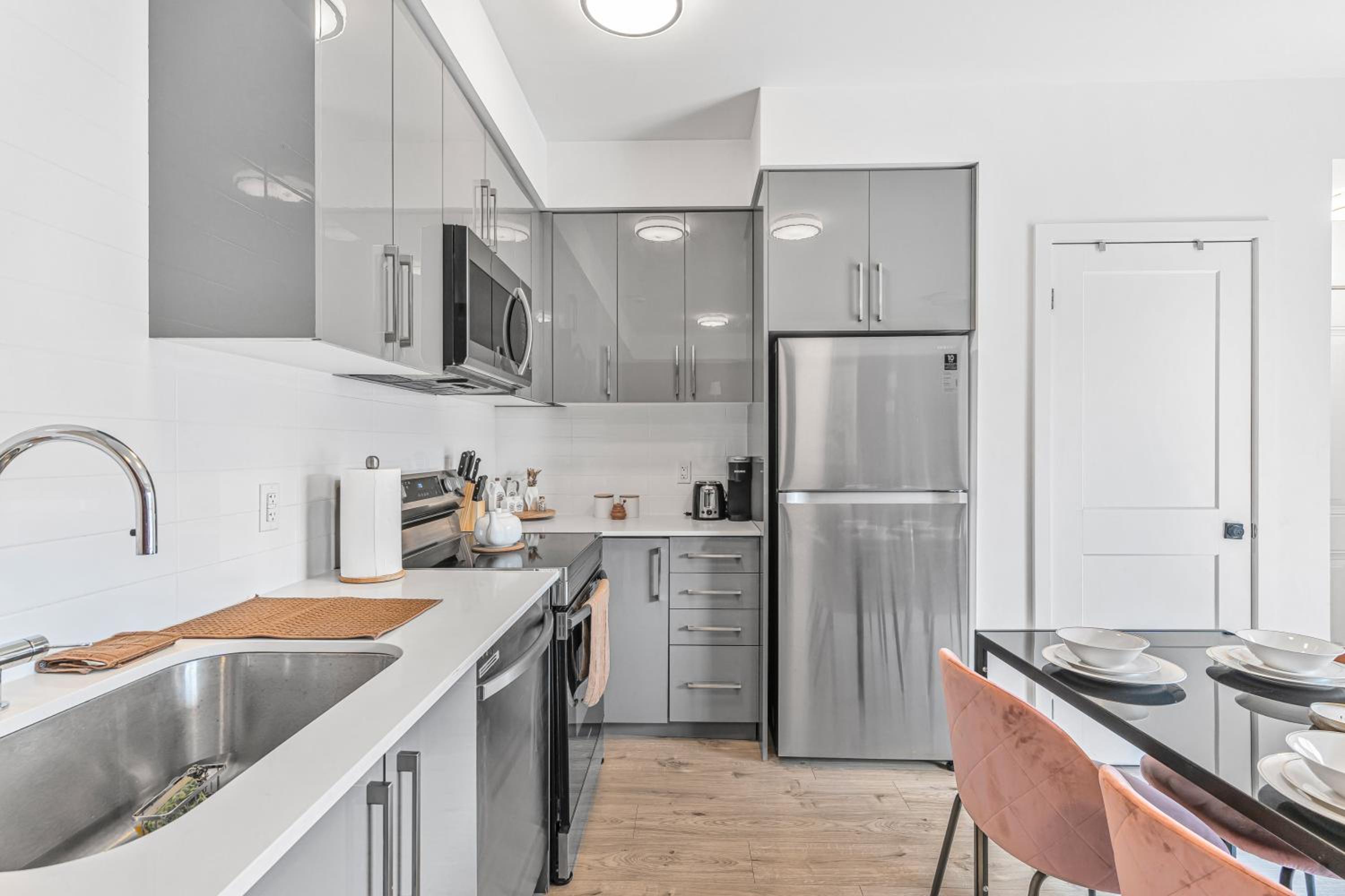 Vibrant 2BR Gateway with Free Parking & 7 Mins to the Falls