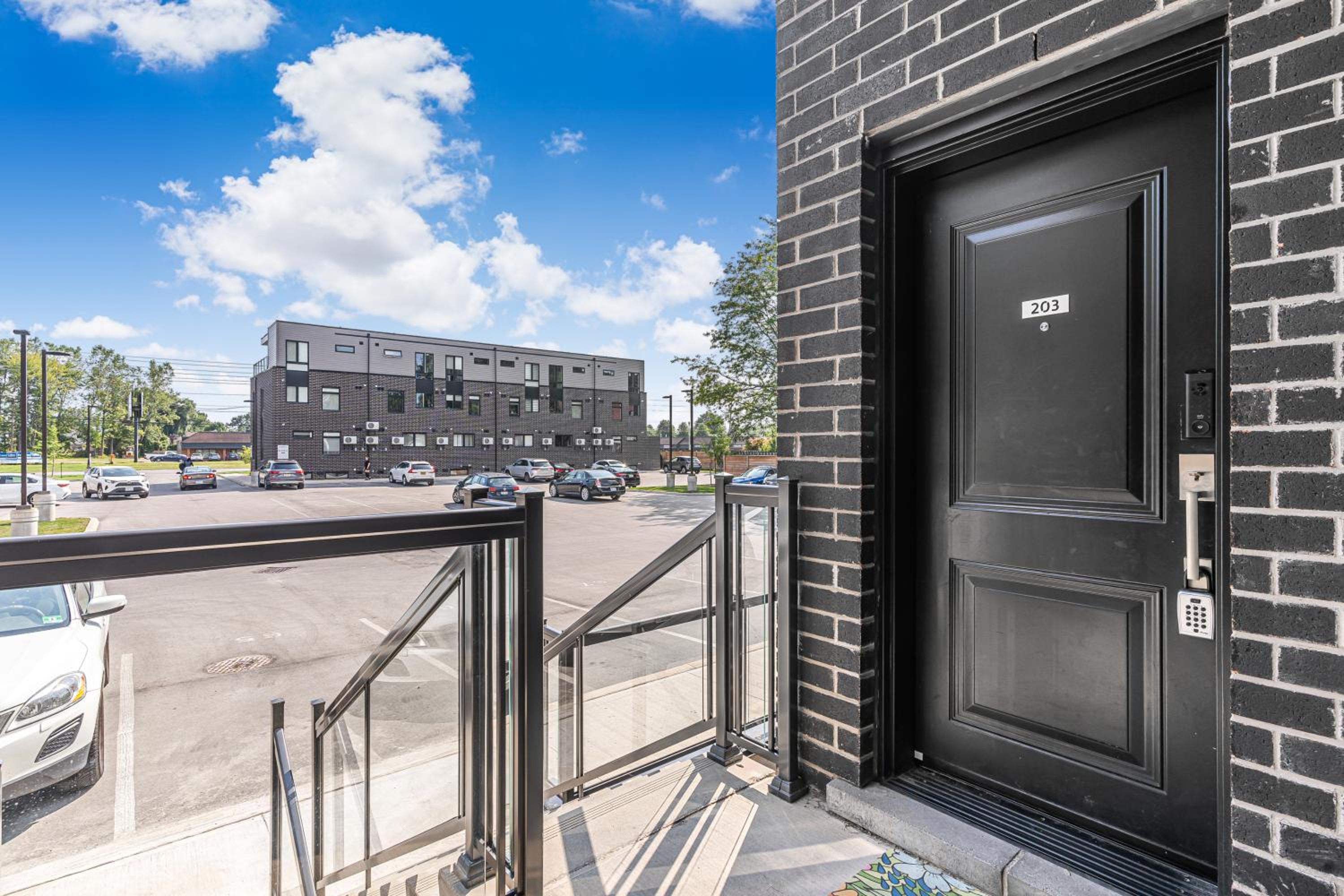 Vibrant 2BR Gateway with Free Parking & 7 Mins to the Falls