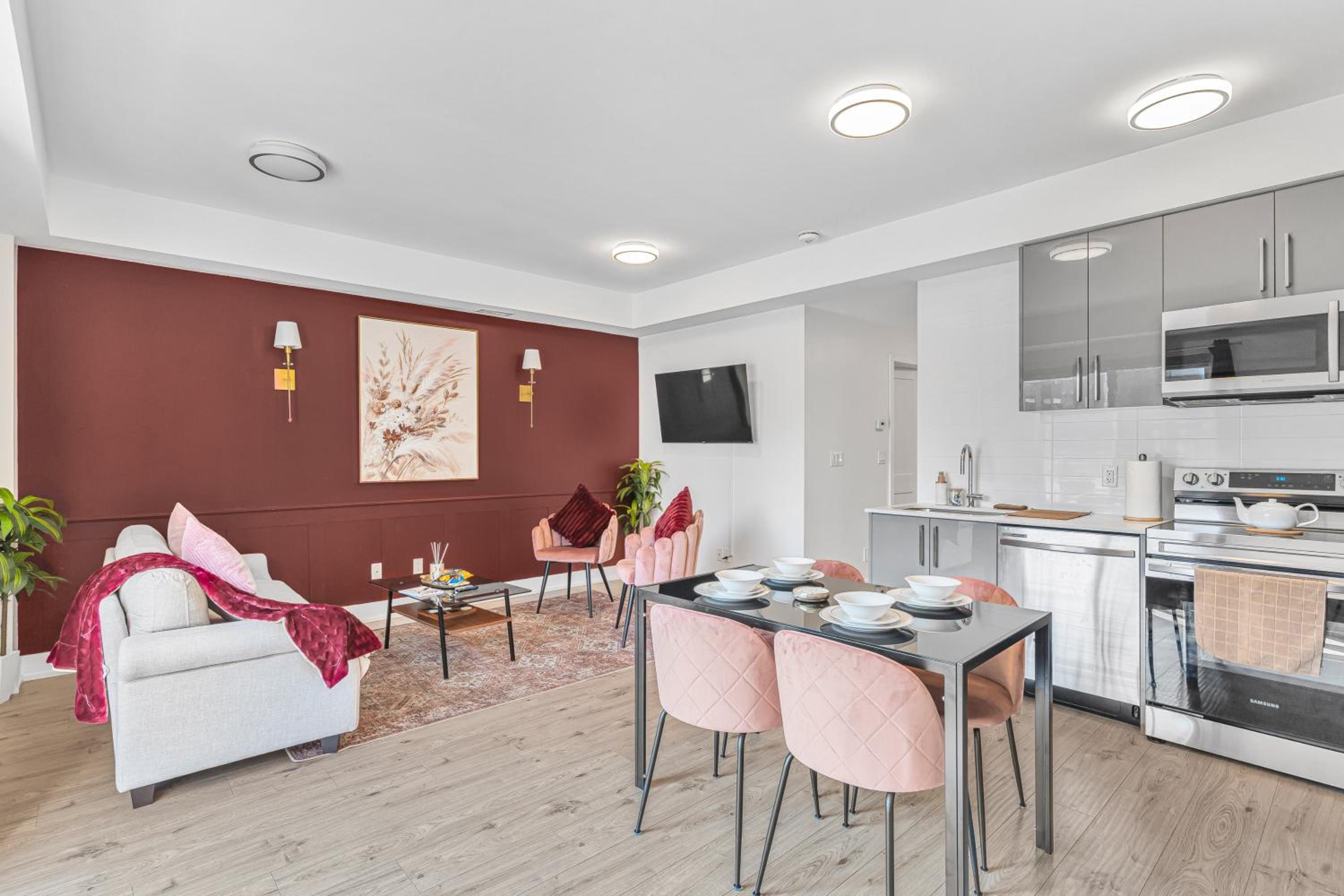 Vibrant 2BR Gateway with Free Parking & 7 Mins to the Falls