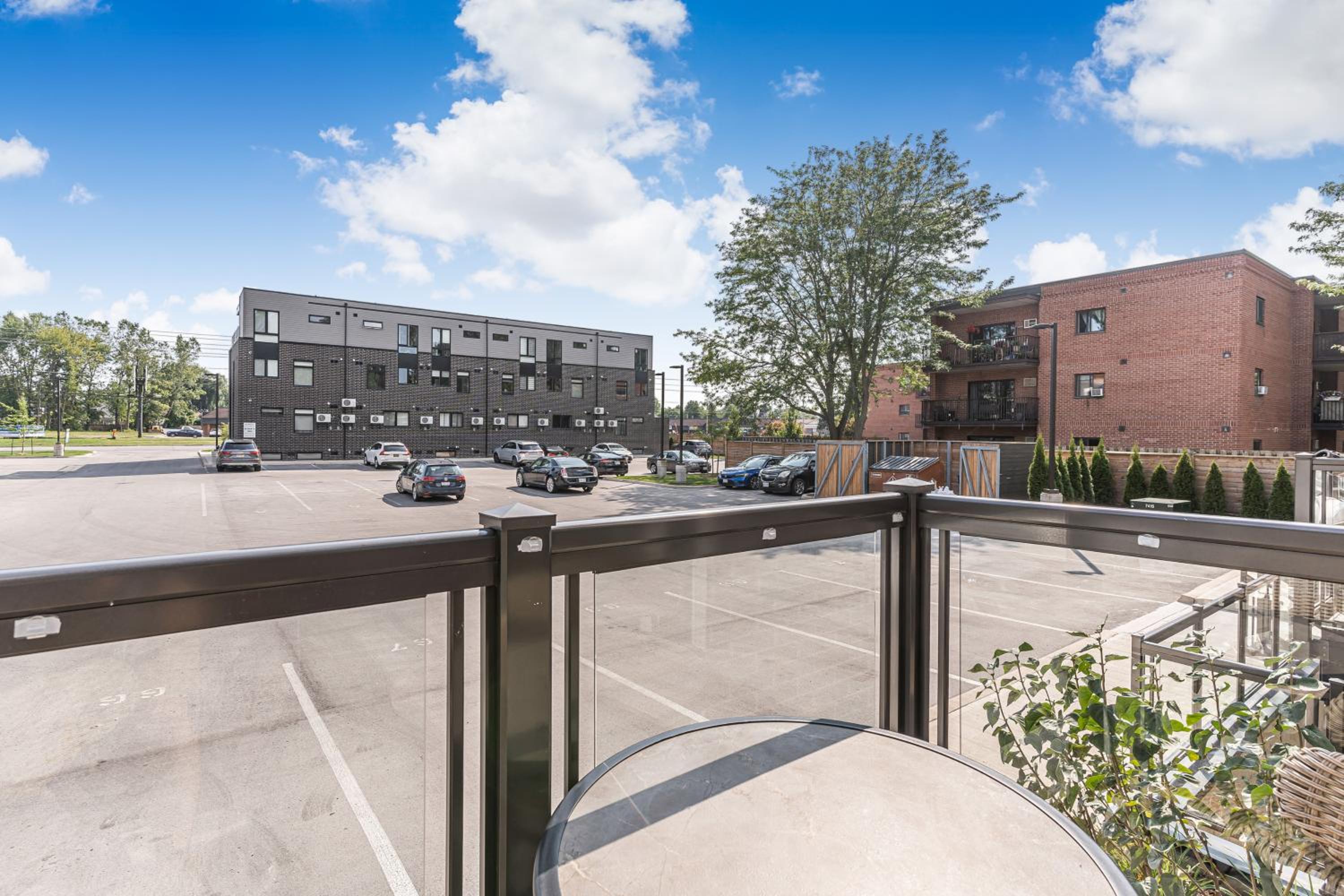 Vibrant 2BR Gateway with Free Parking & 7 Mins to the Falls