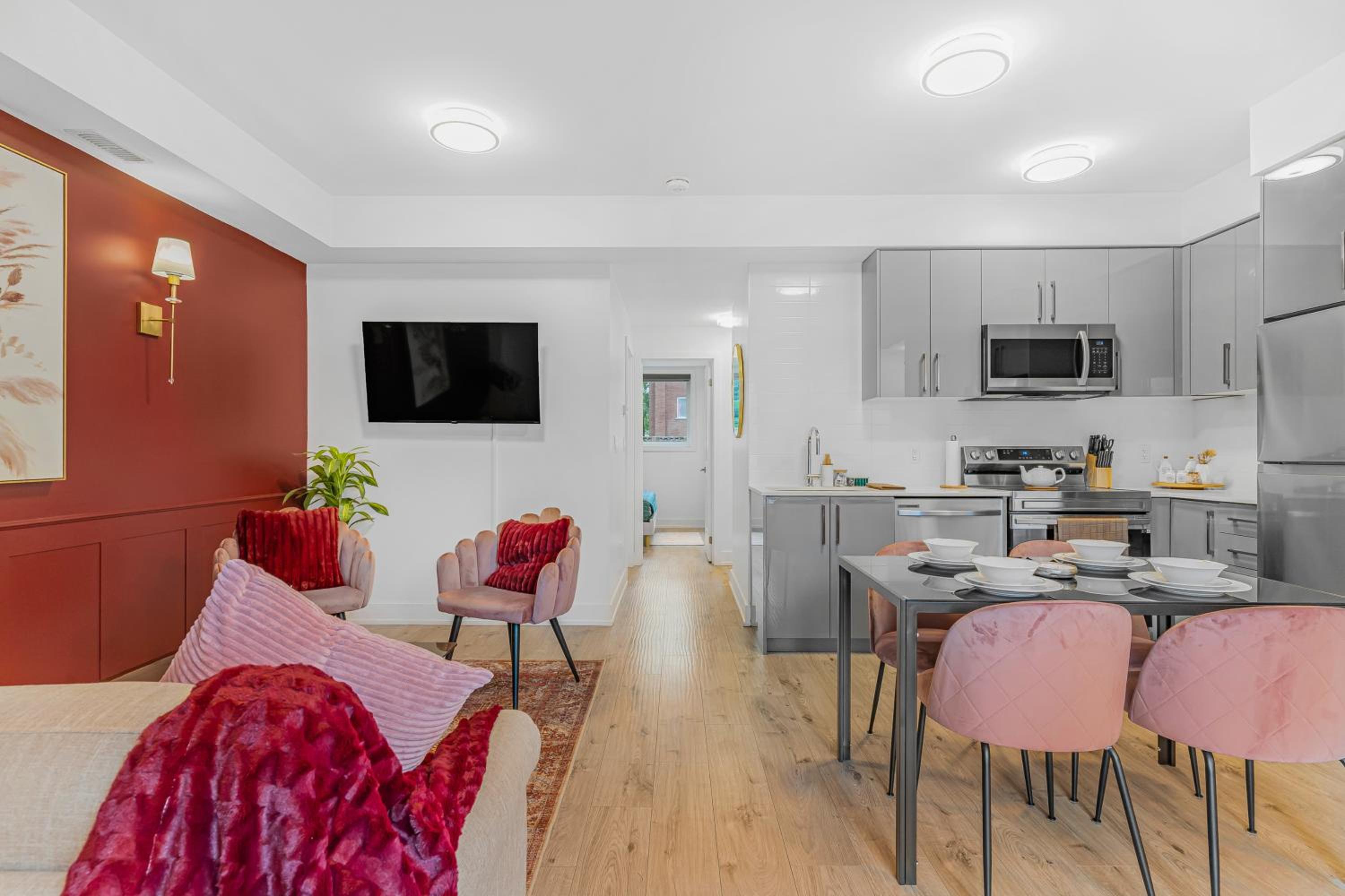 Vibrant 2BR Gateway with Free Parking & 7 Mins to the Falls