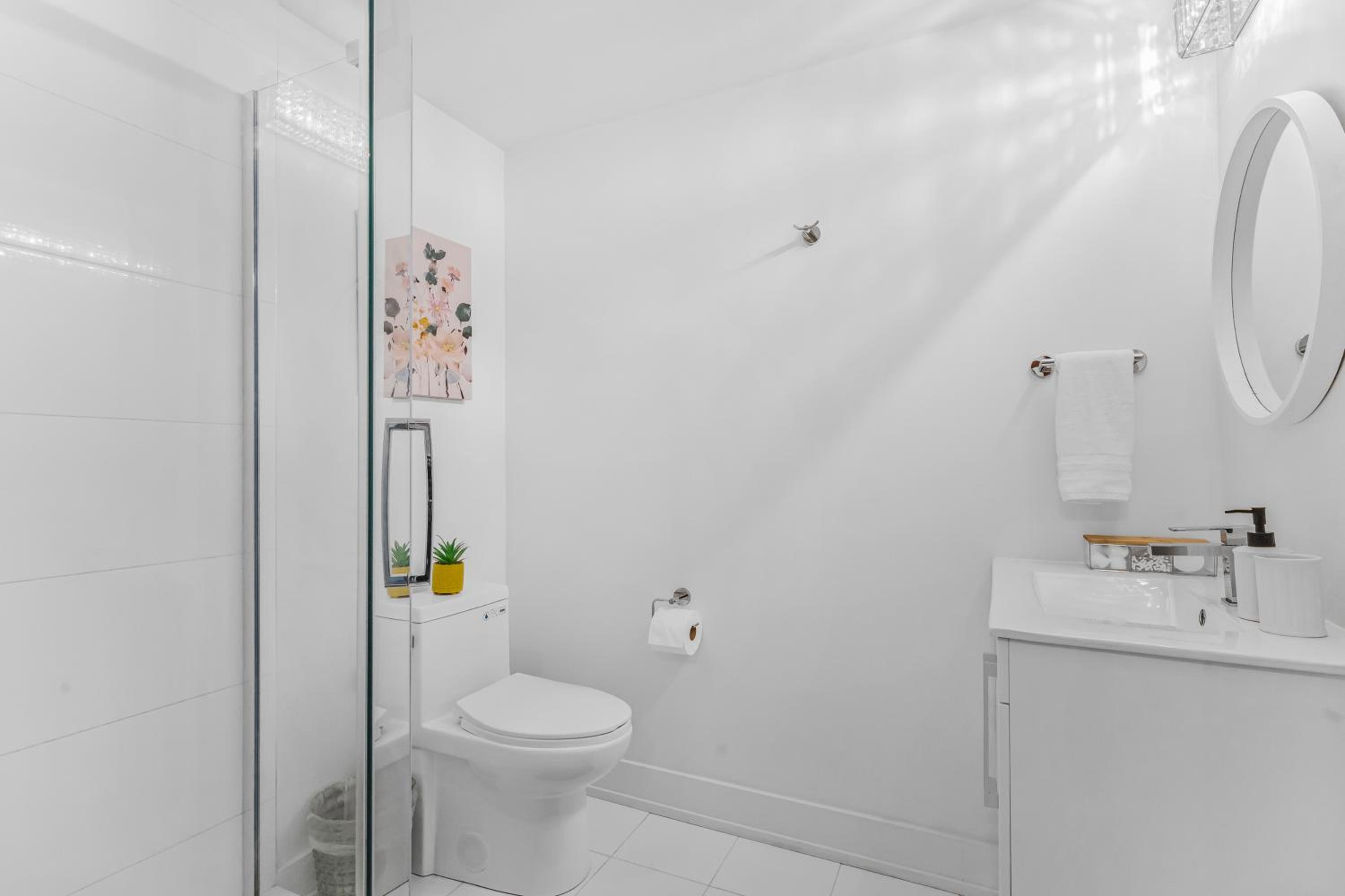 Vibrant 2BR Gateway with Free Parking & 7 Mins to the Falls