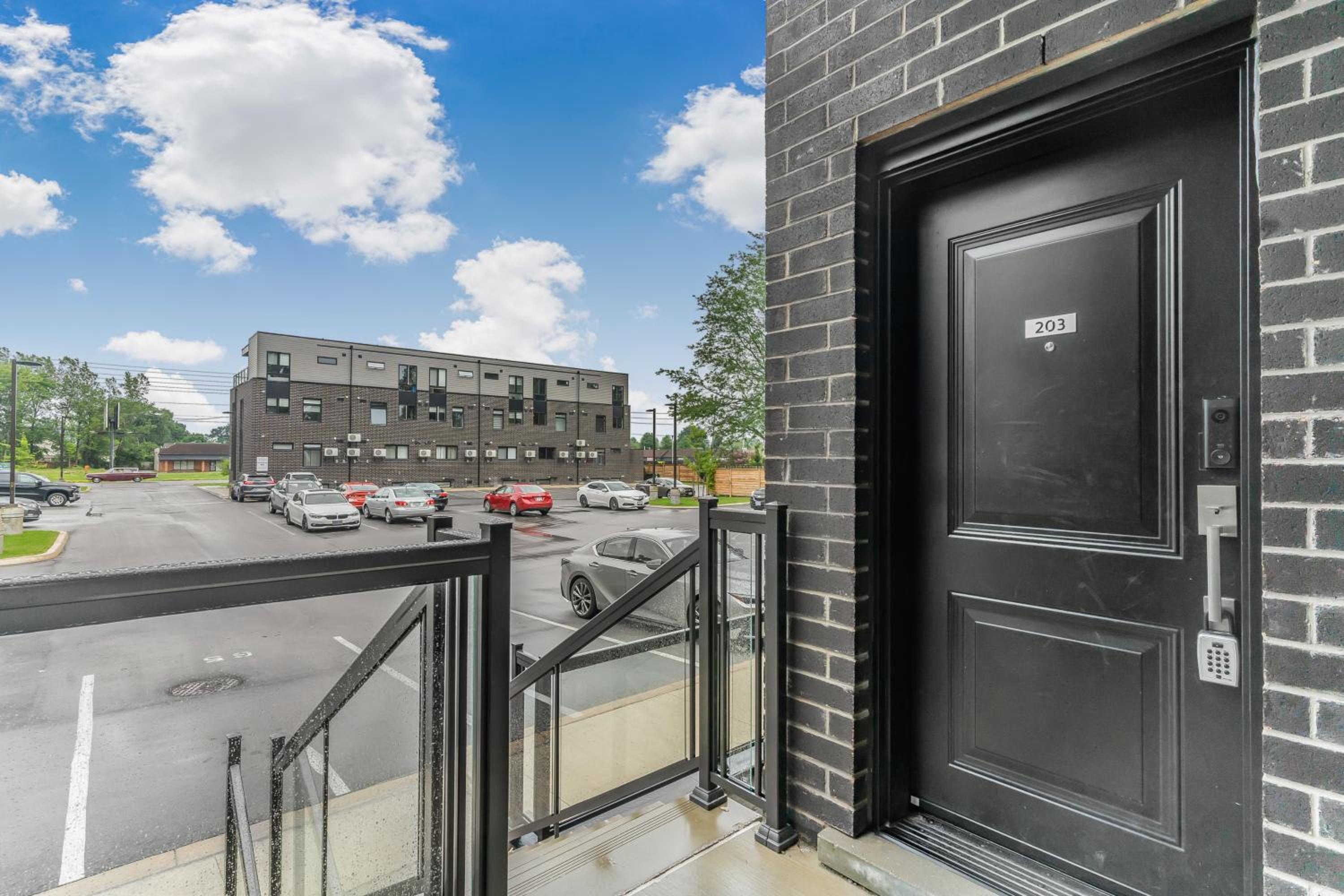 Vibrant 2BR Gateway with Free Parking & 7 Mins to the Falls