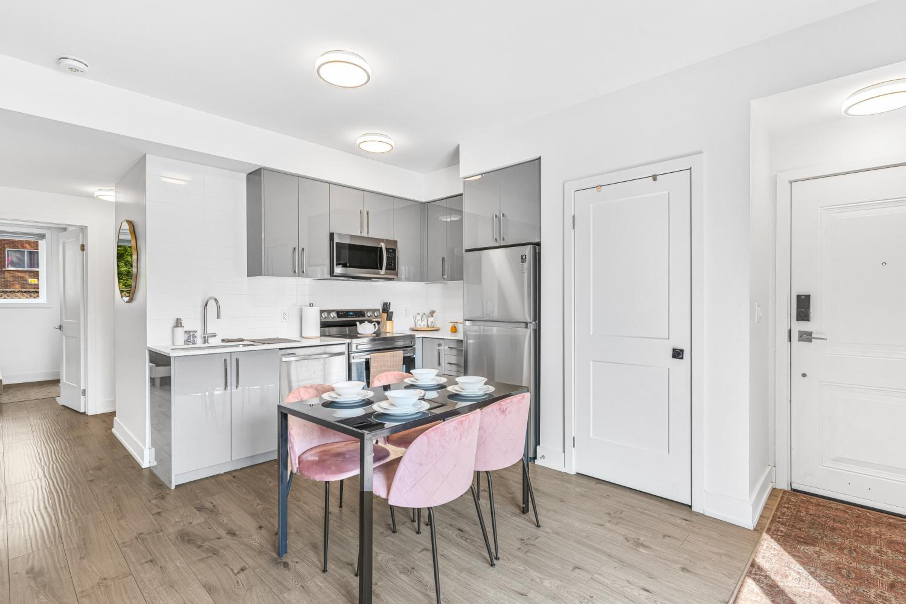 Vibrant 2BR Gateway with Free Parking & 7 Mins to the Falls