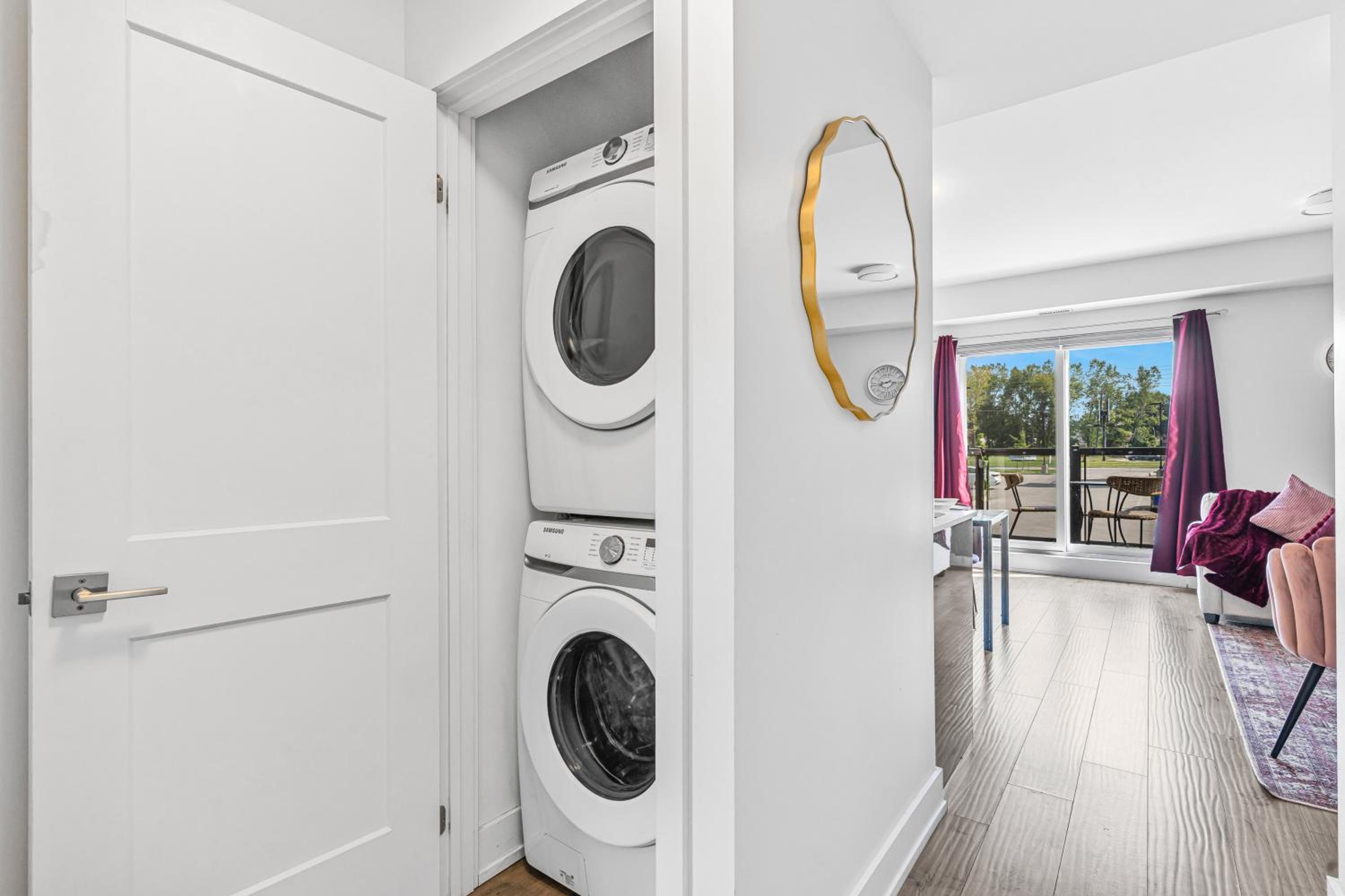 Vibrant 2BR Gateway with Free Parking & 7 Mins to the Falls