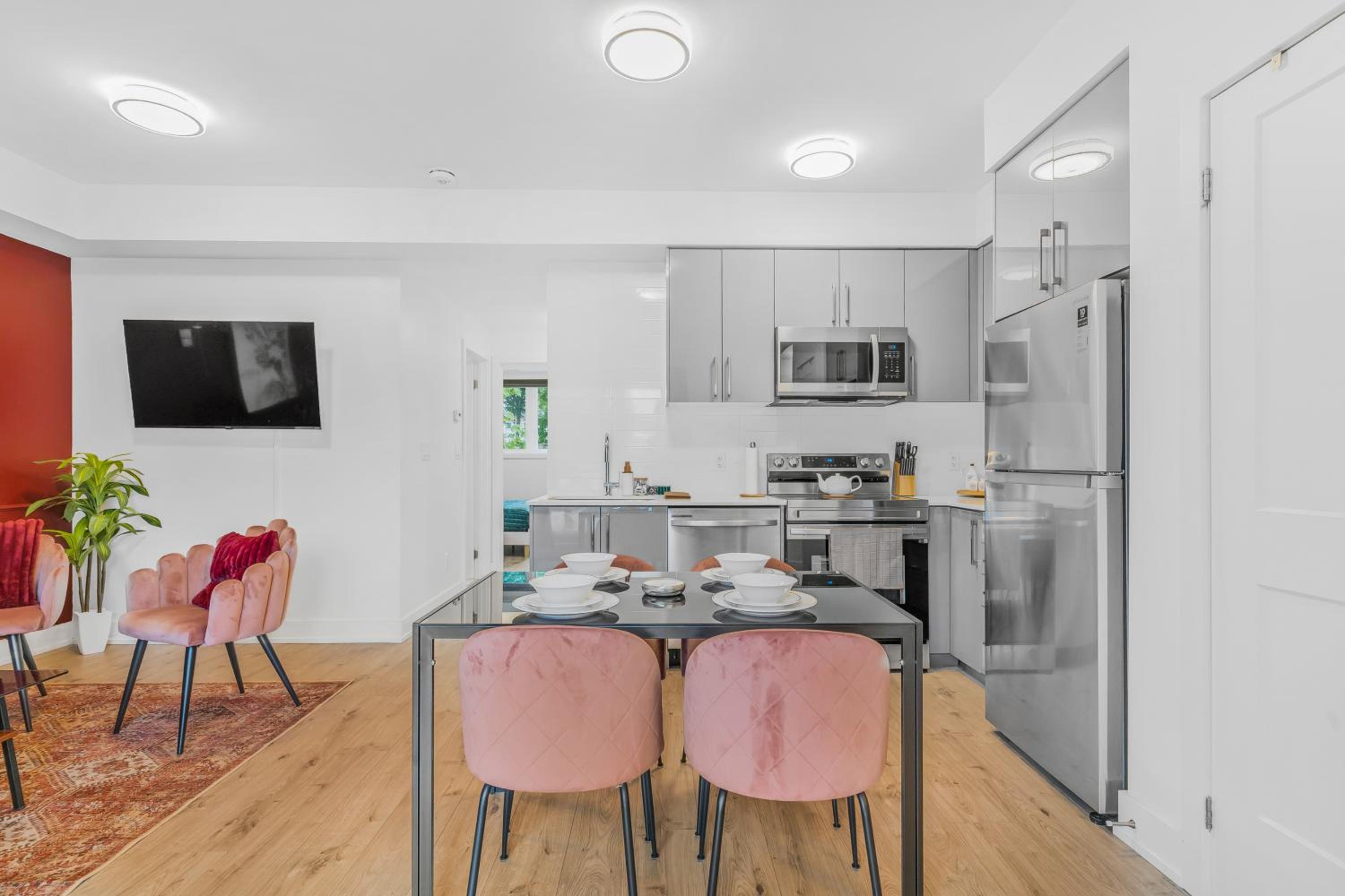 Vibrant 2BR Gateway with Free Parking & 7 Mins to the Falls