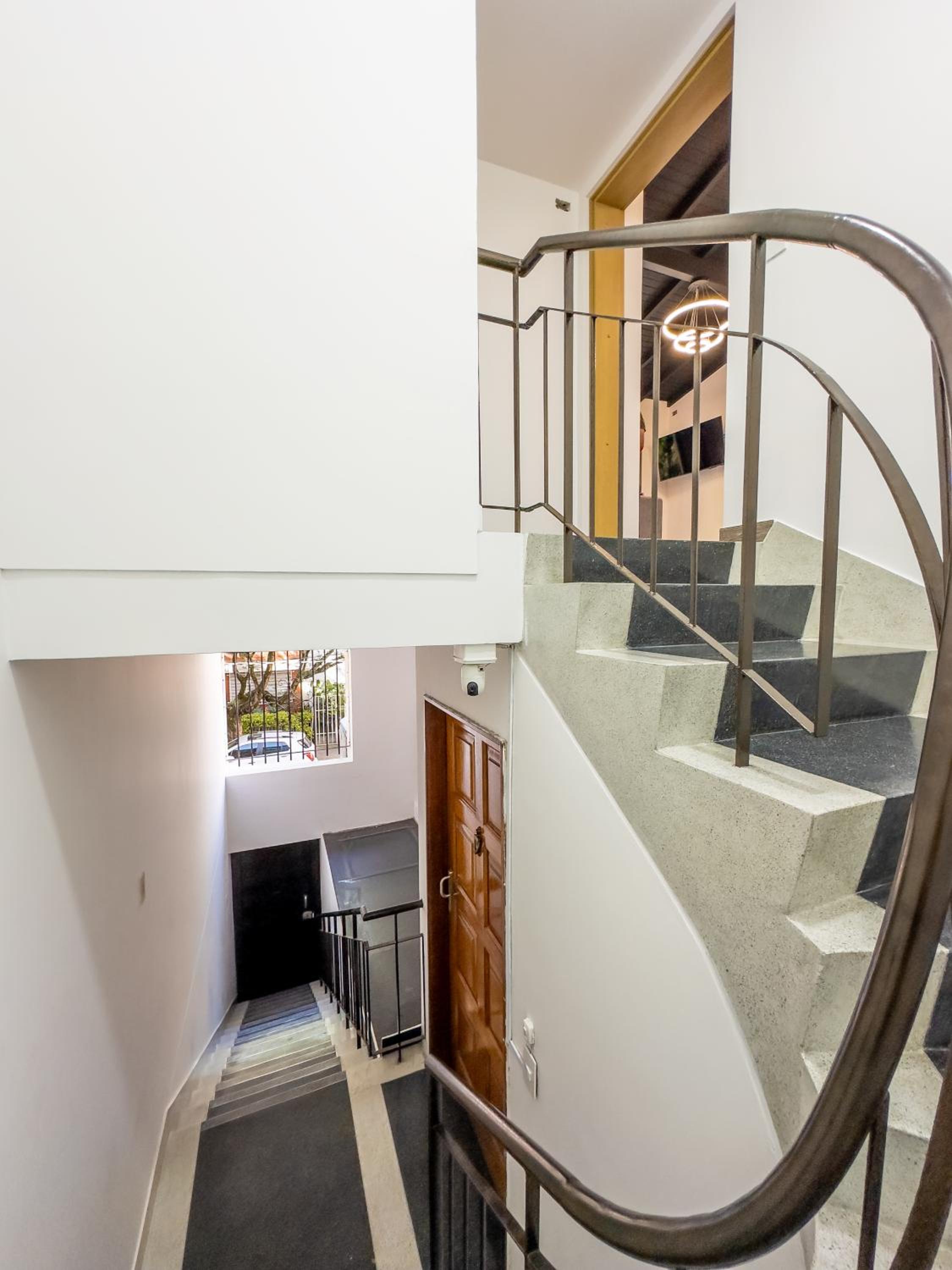 Modern Central Apt Laureles Medellin With 3 ACs
