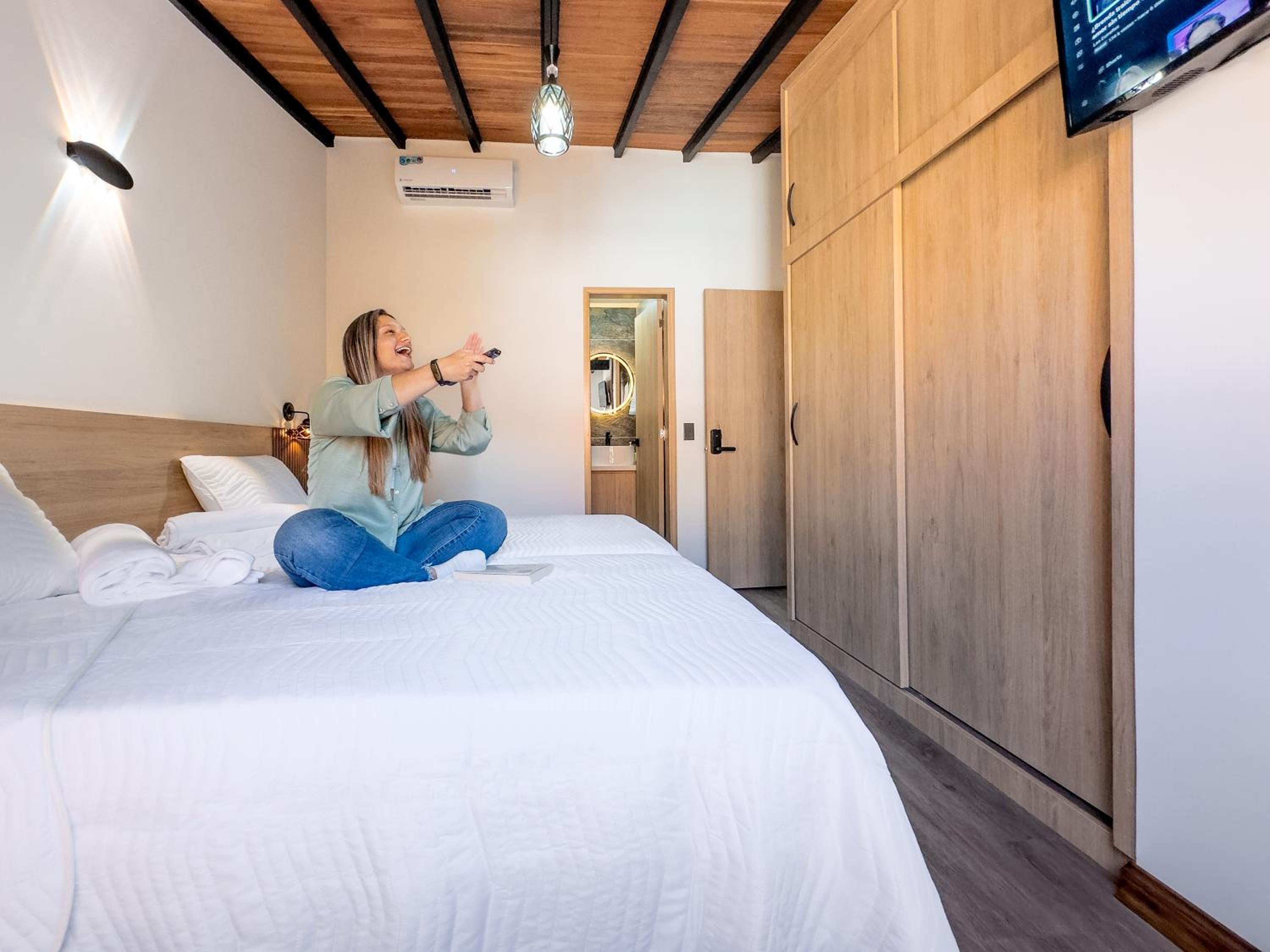Modern Central Apt Laureles Medellin With 3 ACs