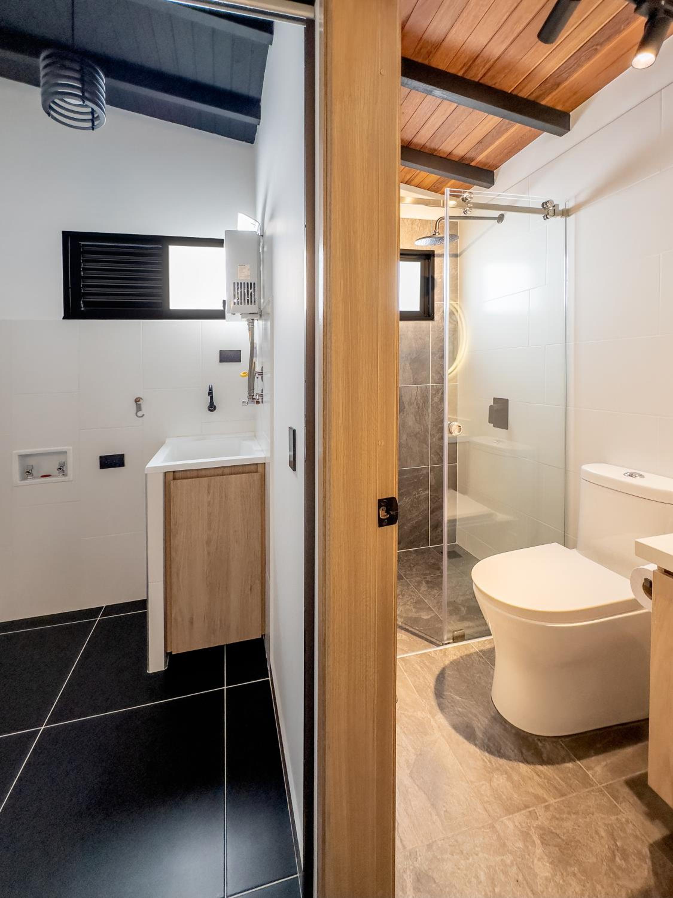 Modern Central Apt Laureles Medellin With 3 ACs