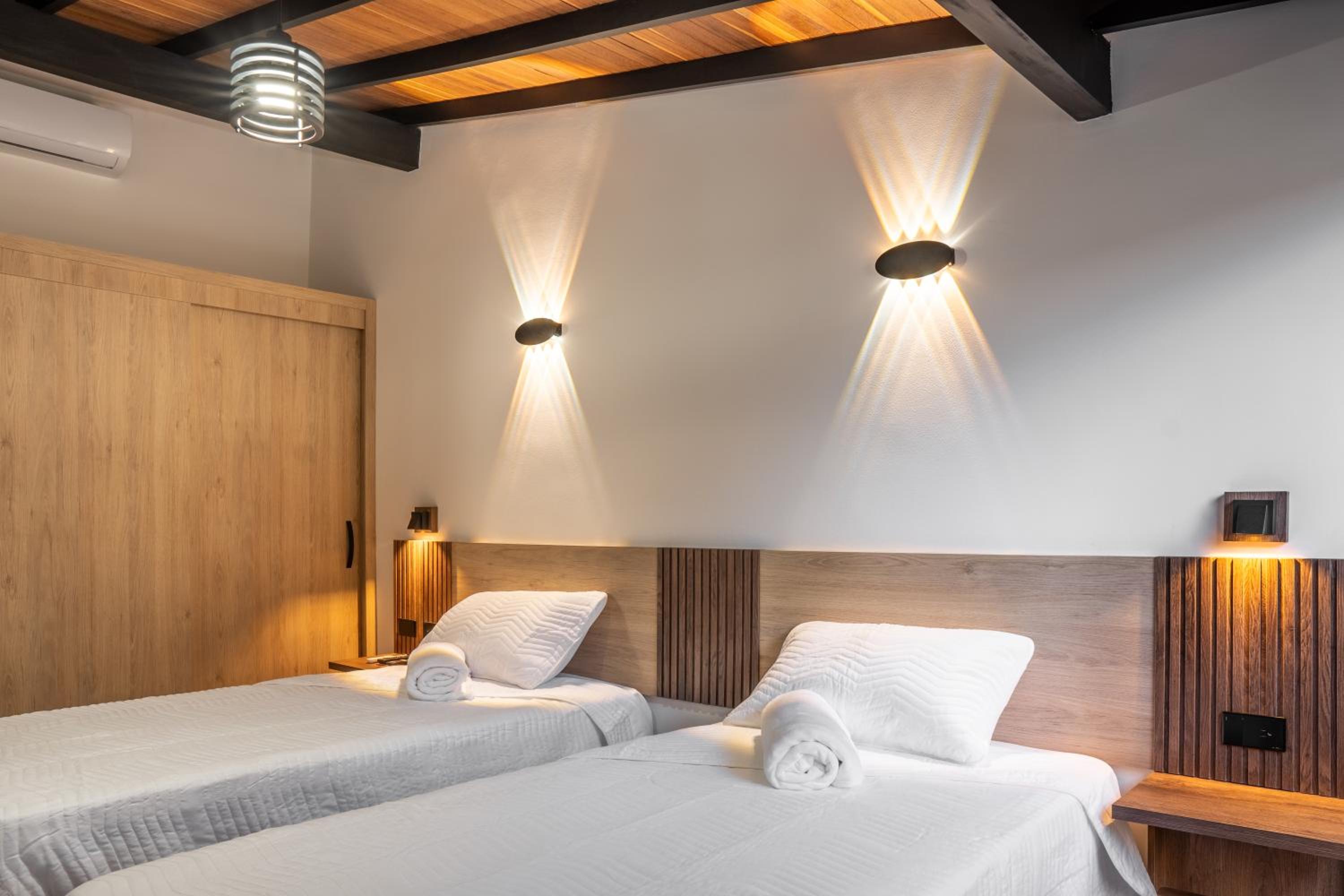 Modern Central Apt Laureles Medellin With 3 ACs