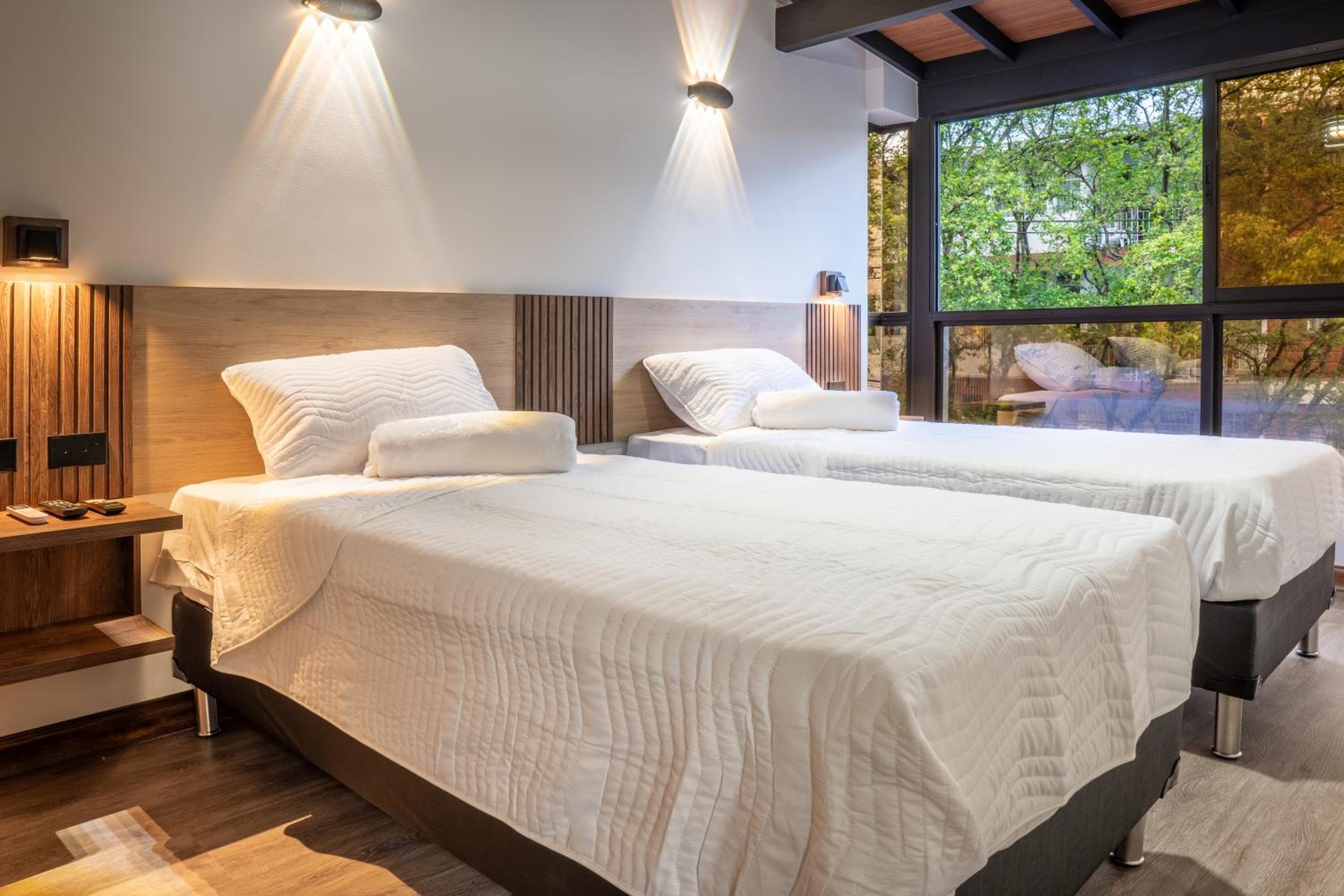 Modern Central Apt Laureles Medellin With 3 ACs