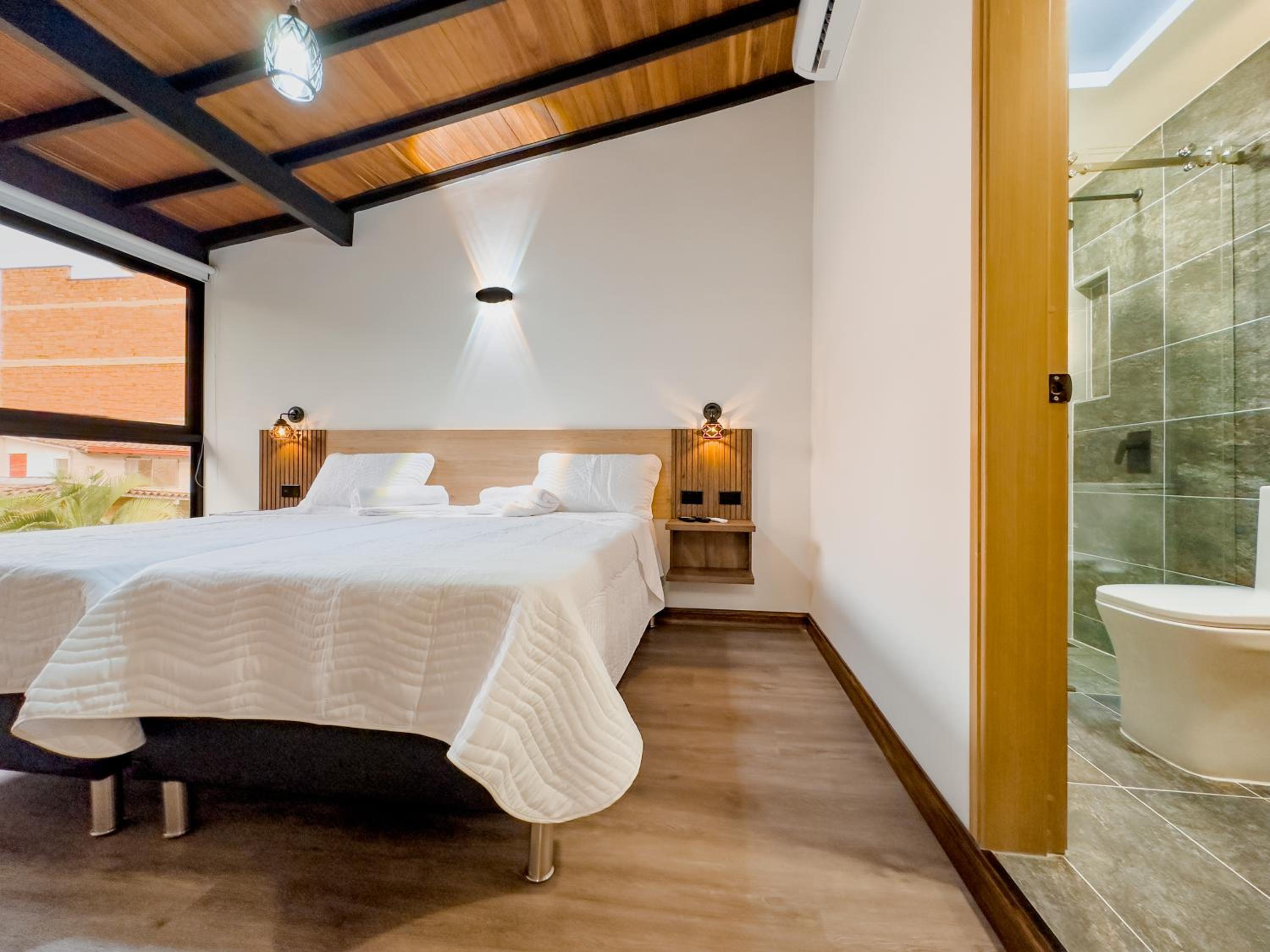Modern Central Apt Laureles Medellin With 3 ACs