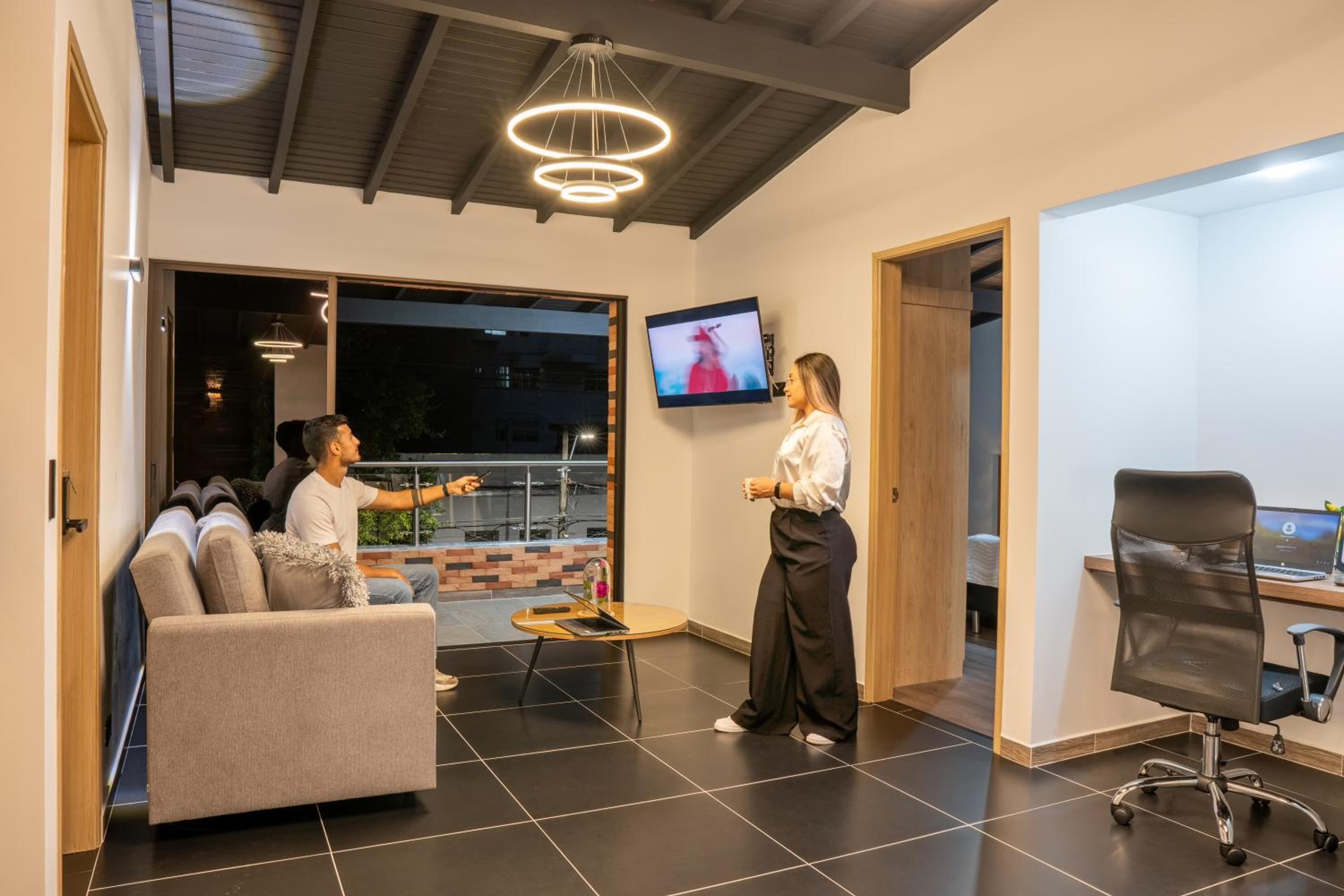 Modern Central Apt Laureles Medellin With 3 ACs