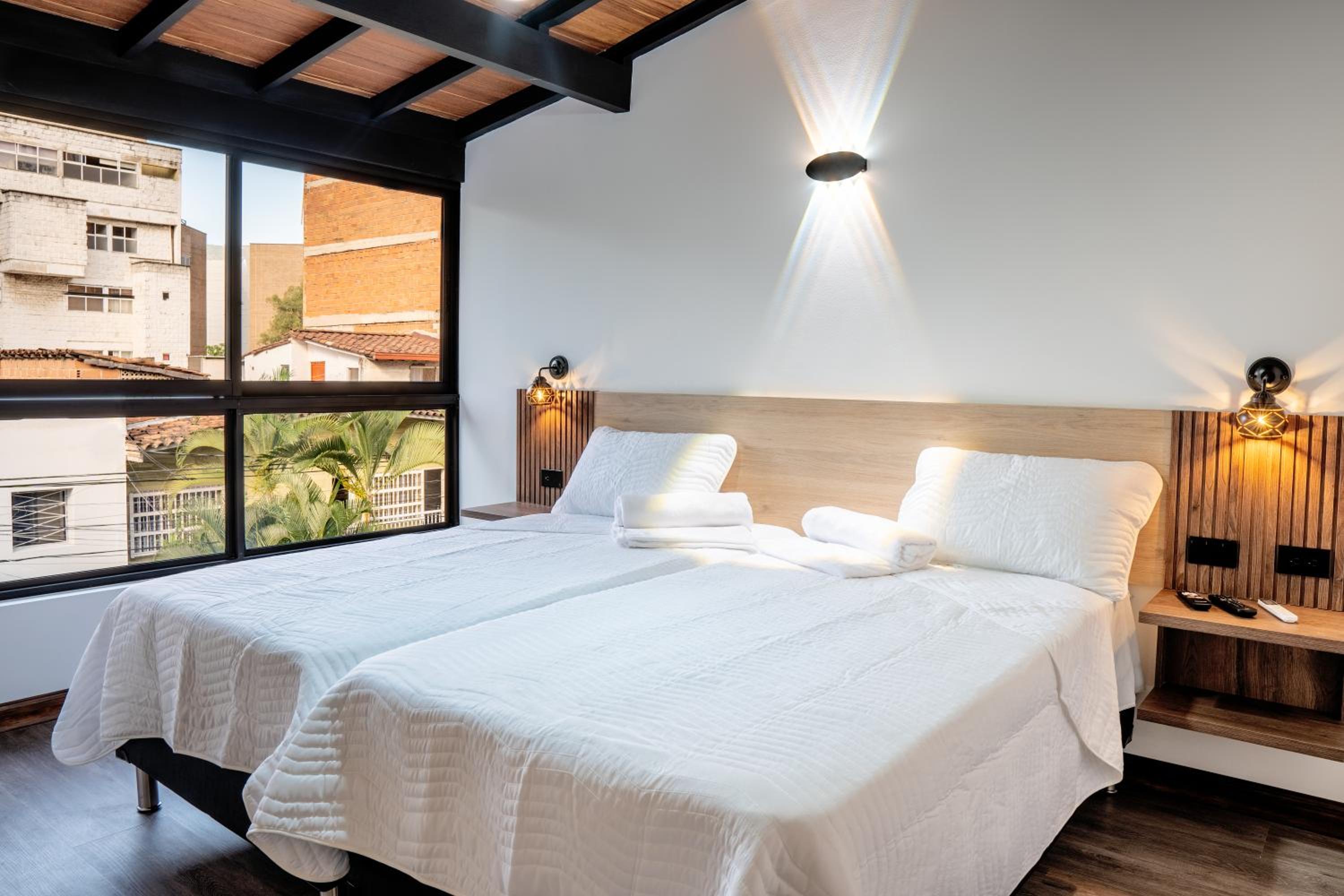 Modern Central Apt Laureles Medellin With 3 ACs