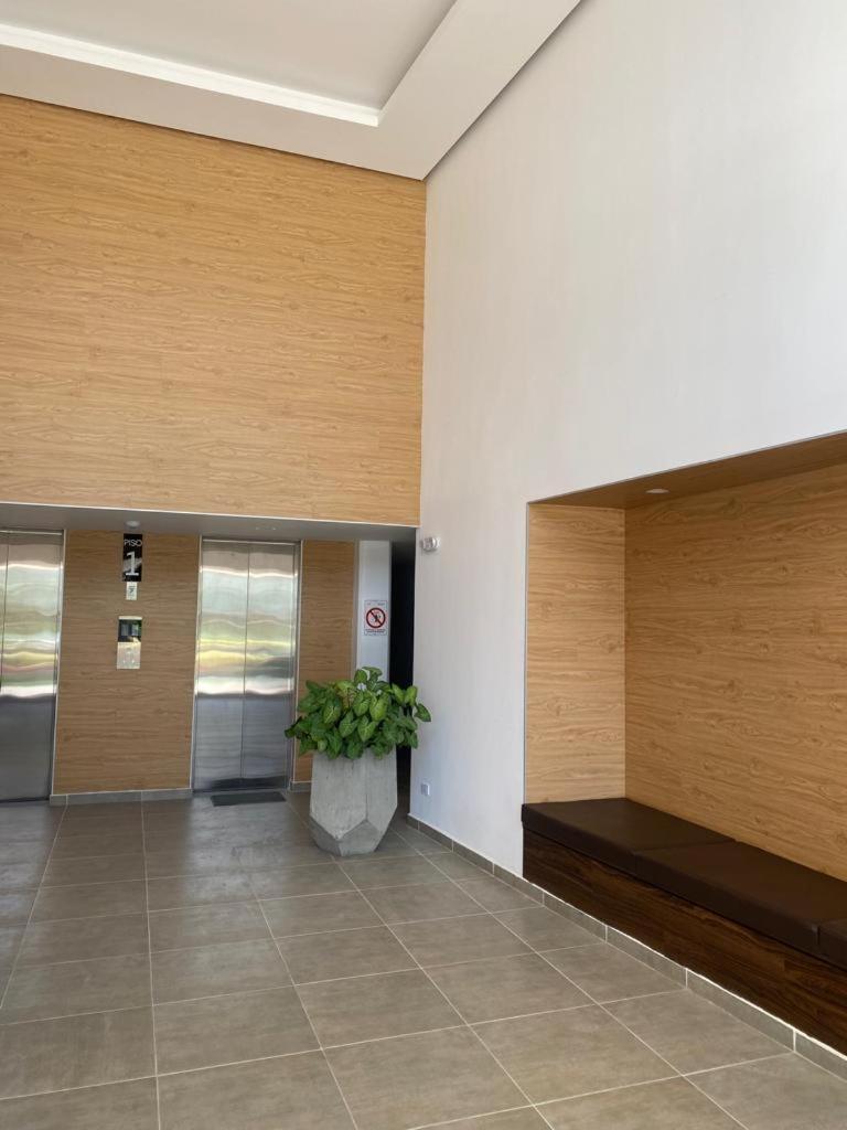 hermoso apartaestudio con cama doble y sofacama sector parque fundadores