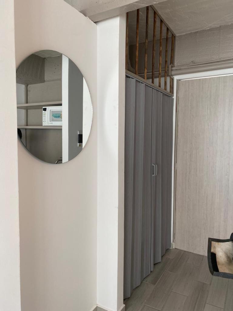hermoso apartaestudio con cama doble y sofacama sector parque fundadores
