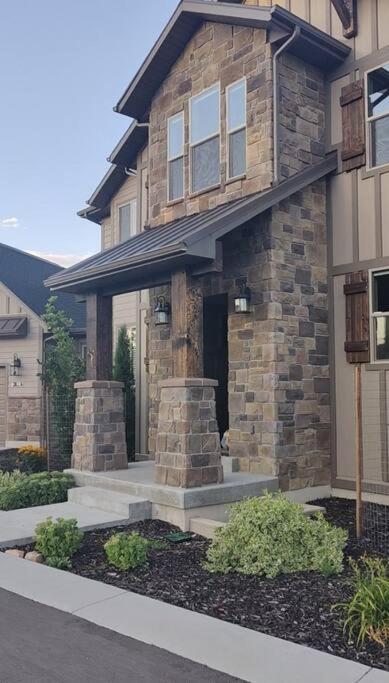 Paradise View Lodge - Amazing Lake Views, Playroom, Pool, HotTub!