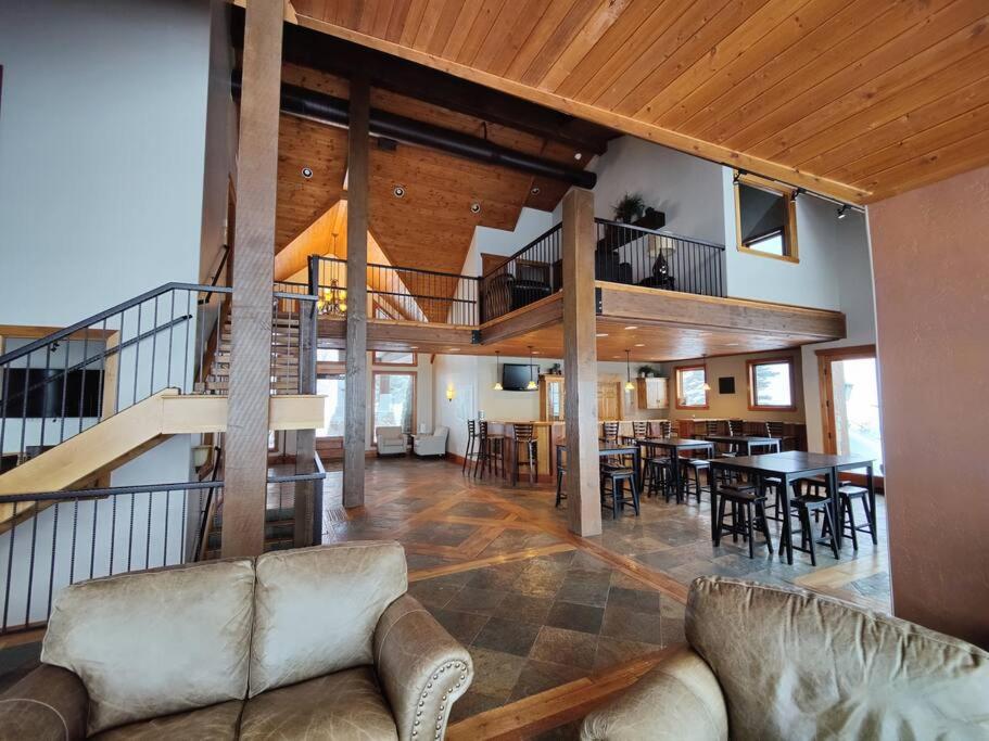 Paradise View Lodge - Amazing Lake Views, Playroom, Pool, HotTub!