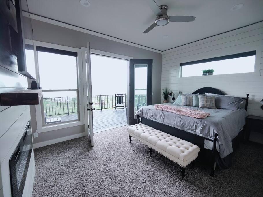 Paradise View Lodge - Amazing Lake Views, Playroom, Pool, HotTub!