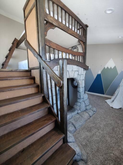 Paradise View Lodge - Amazing Lake Views, Playroom, Pool, HotTub!
