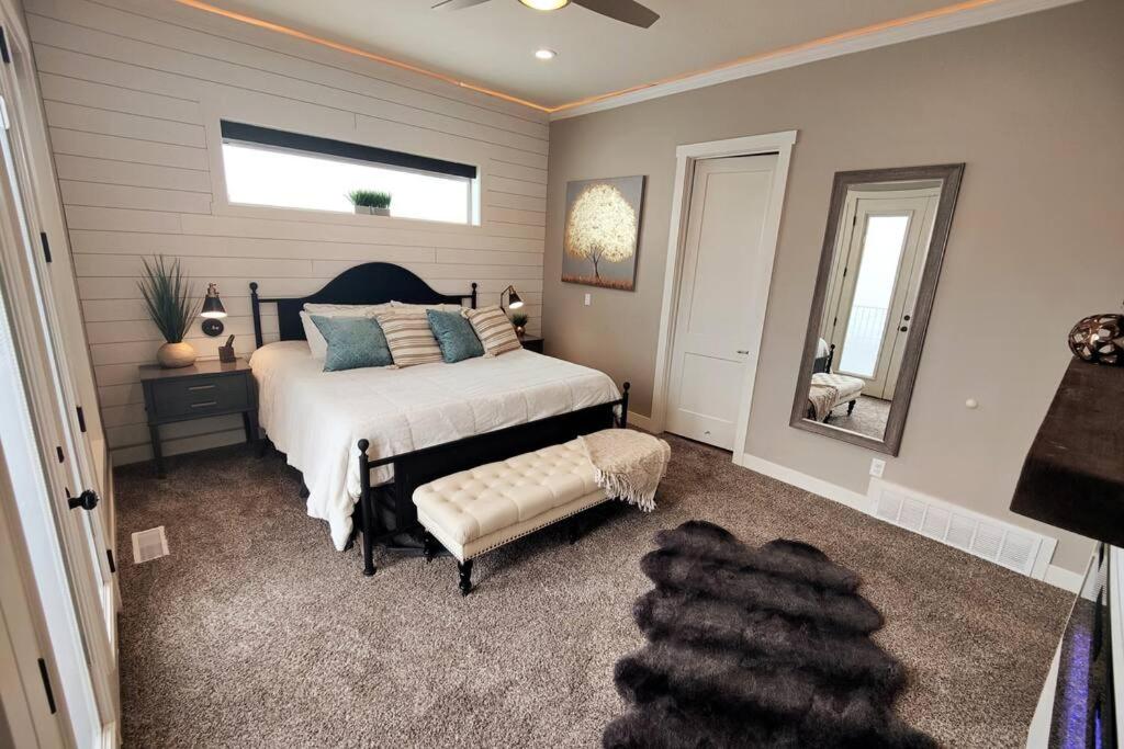 Paradise View Lodge - Amazing Lake Views, Playroom, Pool, HotTub!