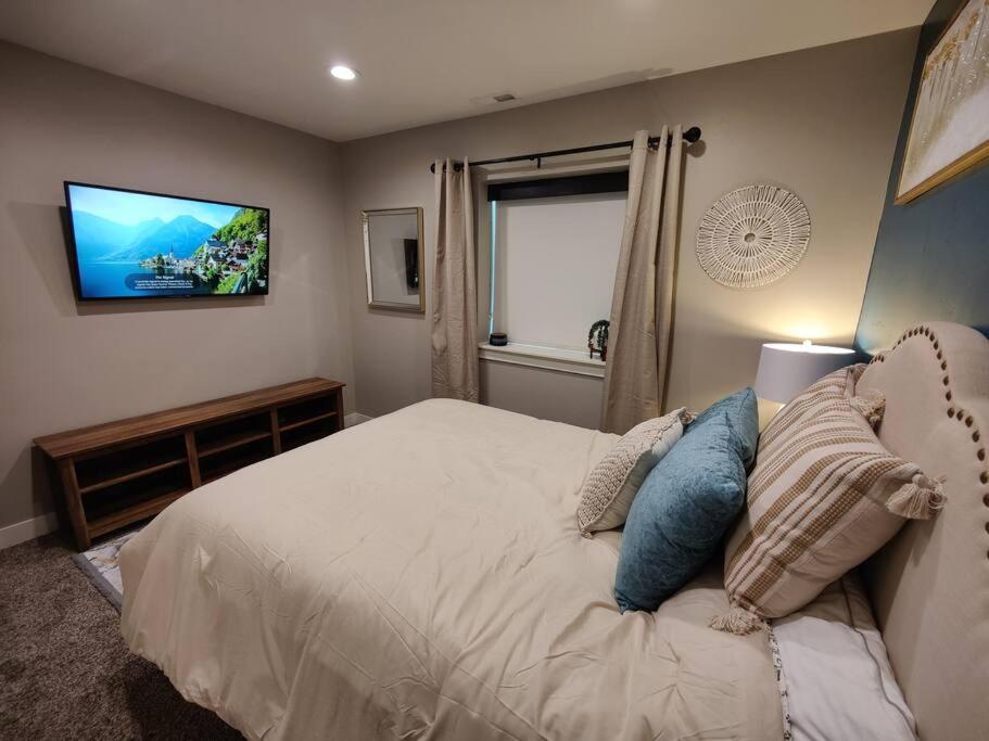 Paradise View Lodge - Amazing Lake Views, Playroom, Pool, HotTub!