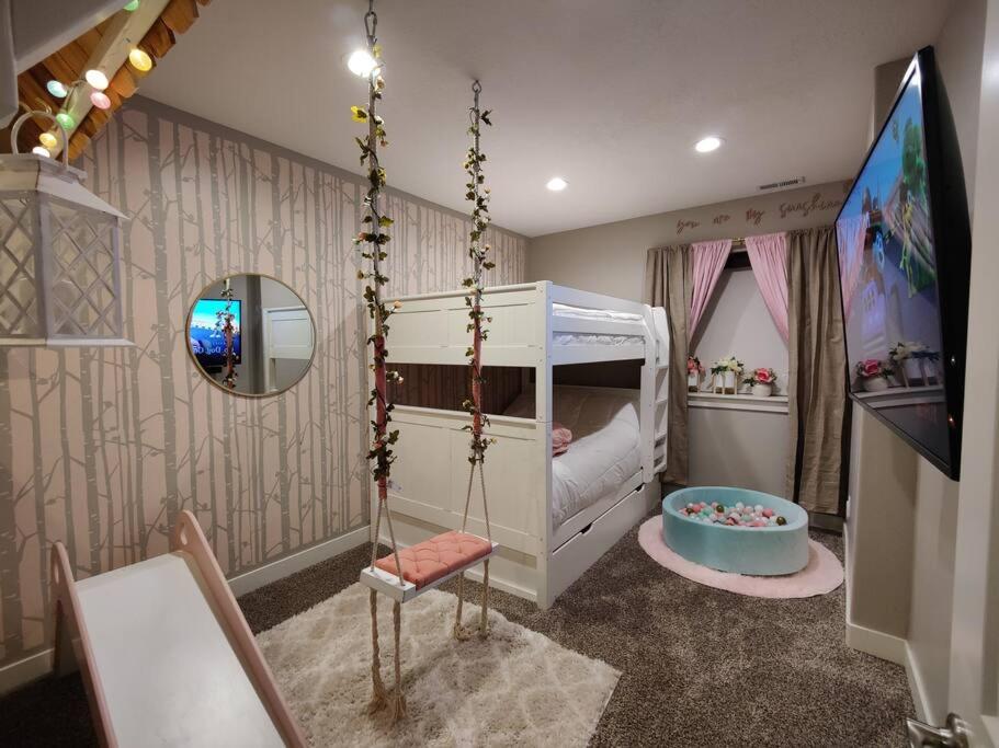 Paradise View Lodge - Amazing Lake Views, Playroom, Pool, HotTub!