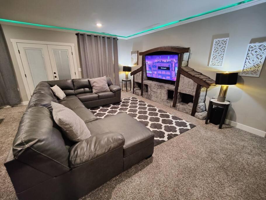 Paradise View Lodge - Amazing Lake Views, Playroom, Pool, HotTub!