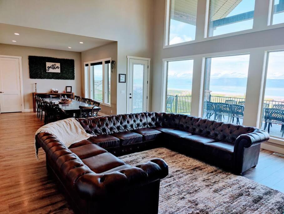 Paradise View Lodge - Amazing Lake Views, Playroom, Pool, HotTub!