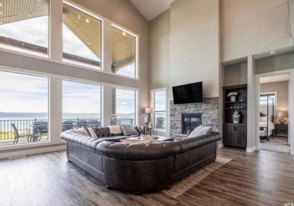 Paradise View Lodge - Amazing Lake Views, Playroom, Pool, HotTub!