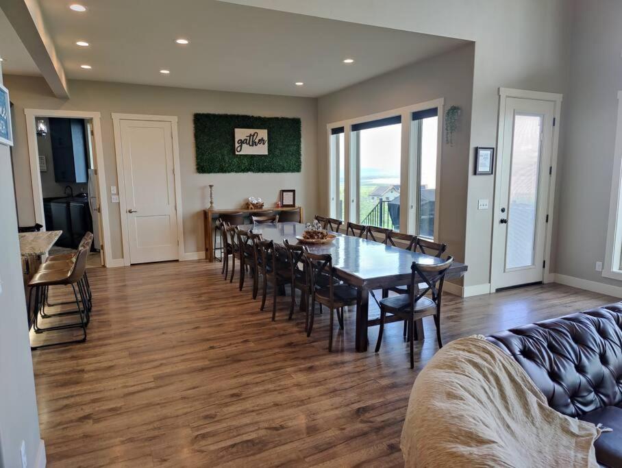 Paradise View Lodge - Amazing Lake Views, Playroom, Pool, HotTub!