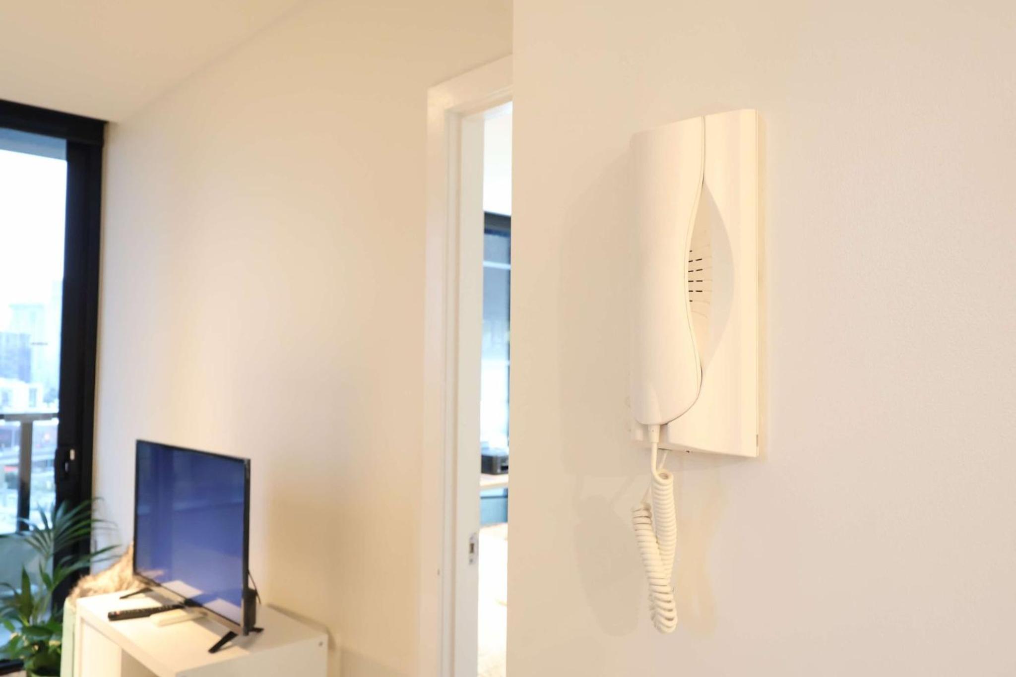 Entire 1 BR Southbank Apartment - Gym Pool Sauna 1 step to Crown Casino