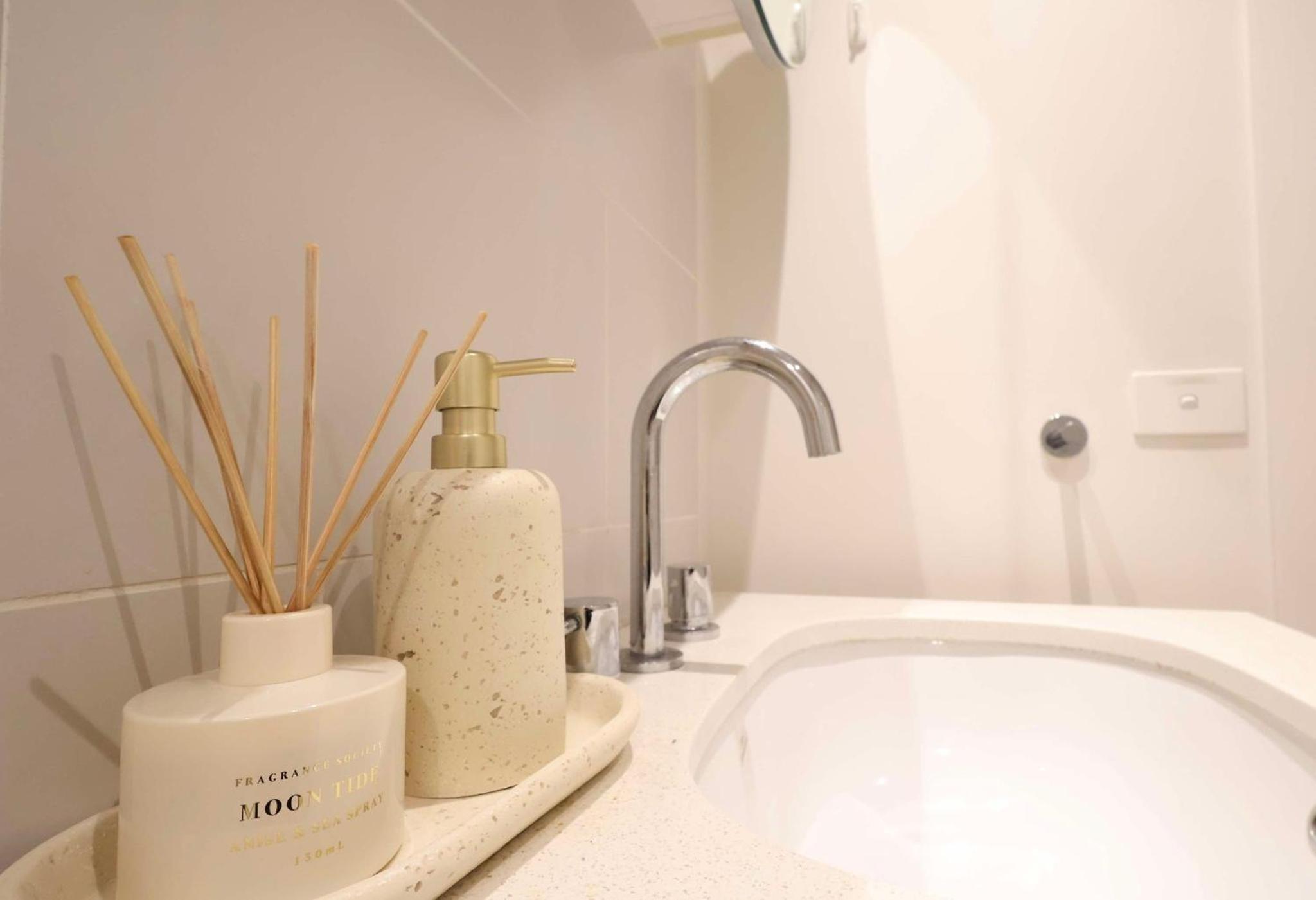 Entire 1 BR Southbank Apartment - Gym Pool Sauna 1 step to Crown Casino