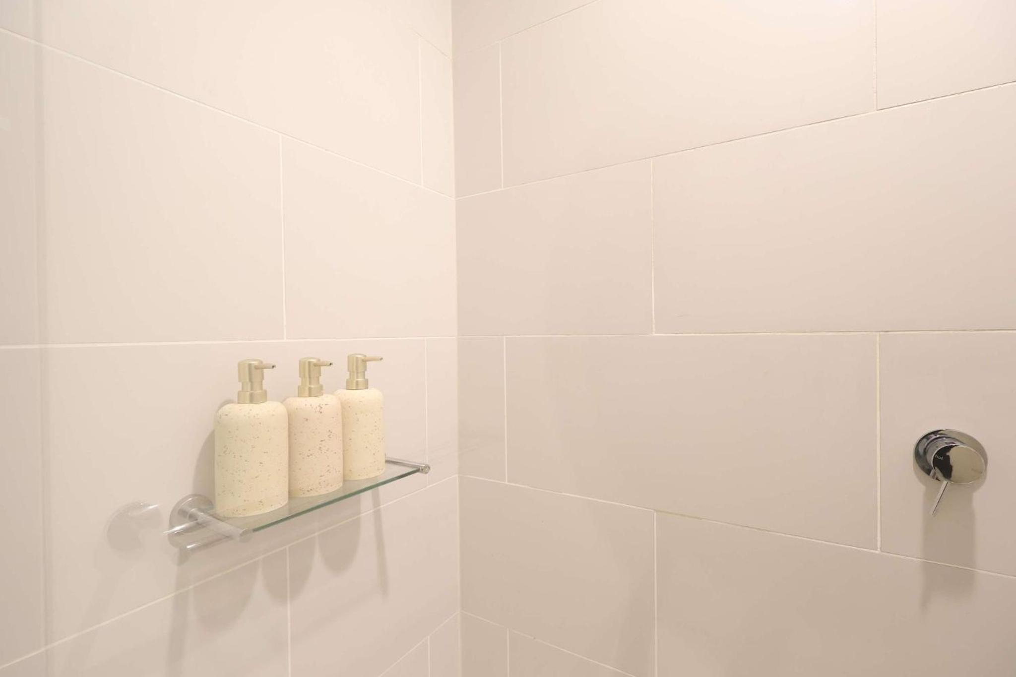 Entire 1 BR Southbank Apartment - Gym Pool Sauna 1 step to Crown Casino
