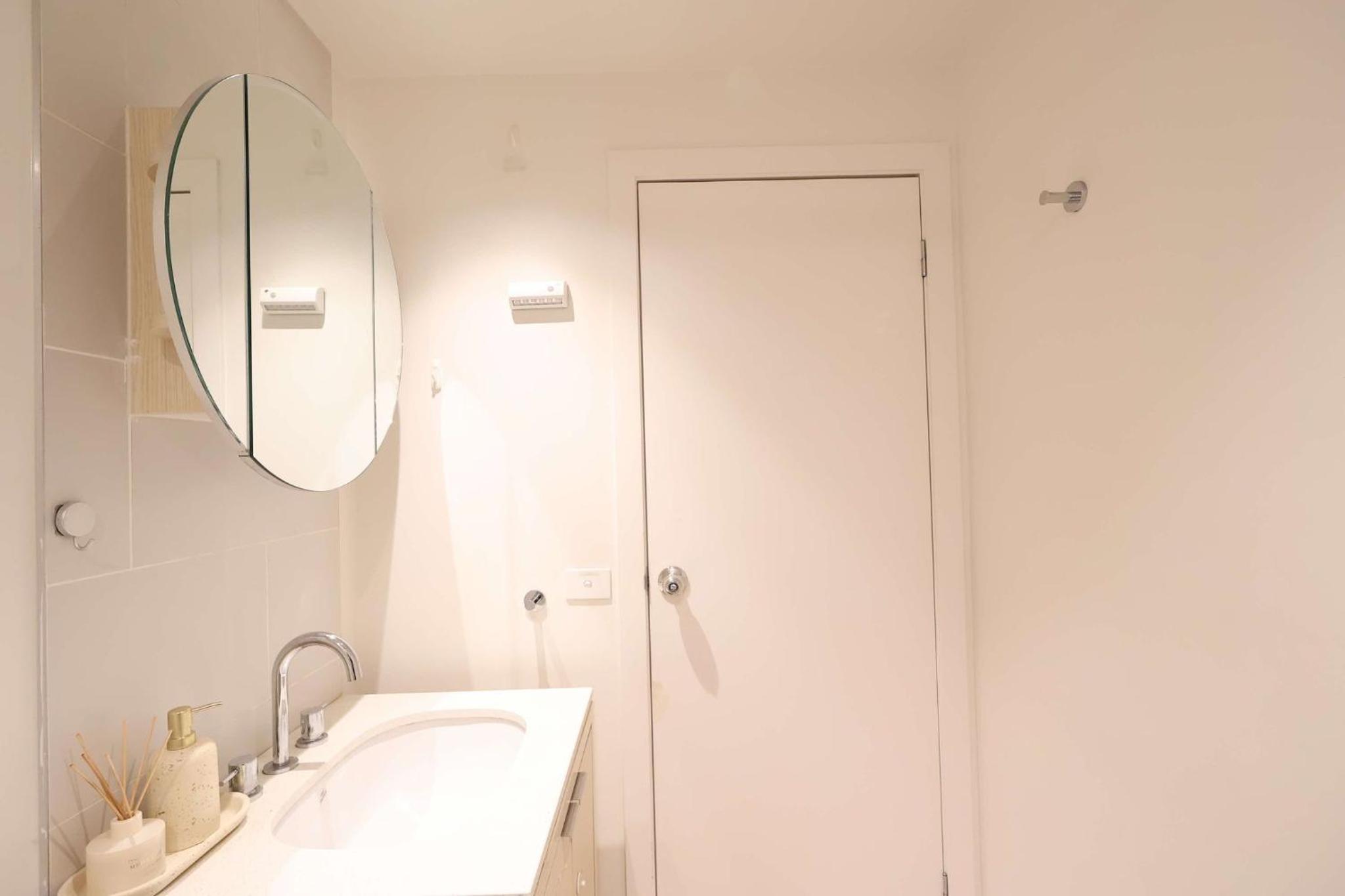 Entire 1 BR Southbank Apartment - Gym Pool Sauna 1 step to Crown Casino