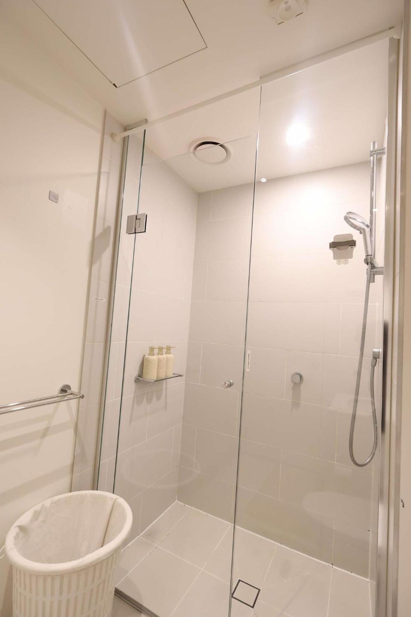 Entire 1 BR Southbank Apartment - Gym Pool Sauna 1 step to Crown Casino