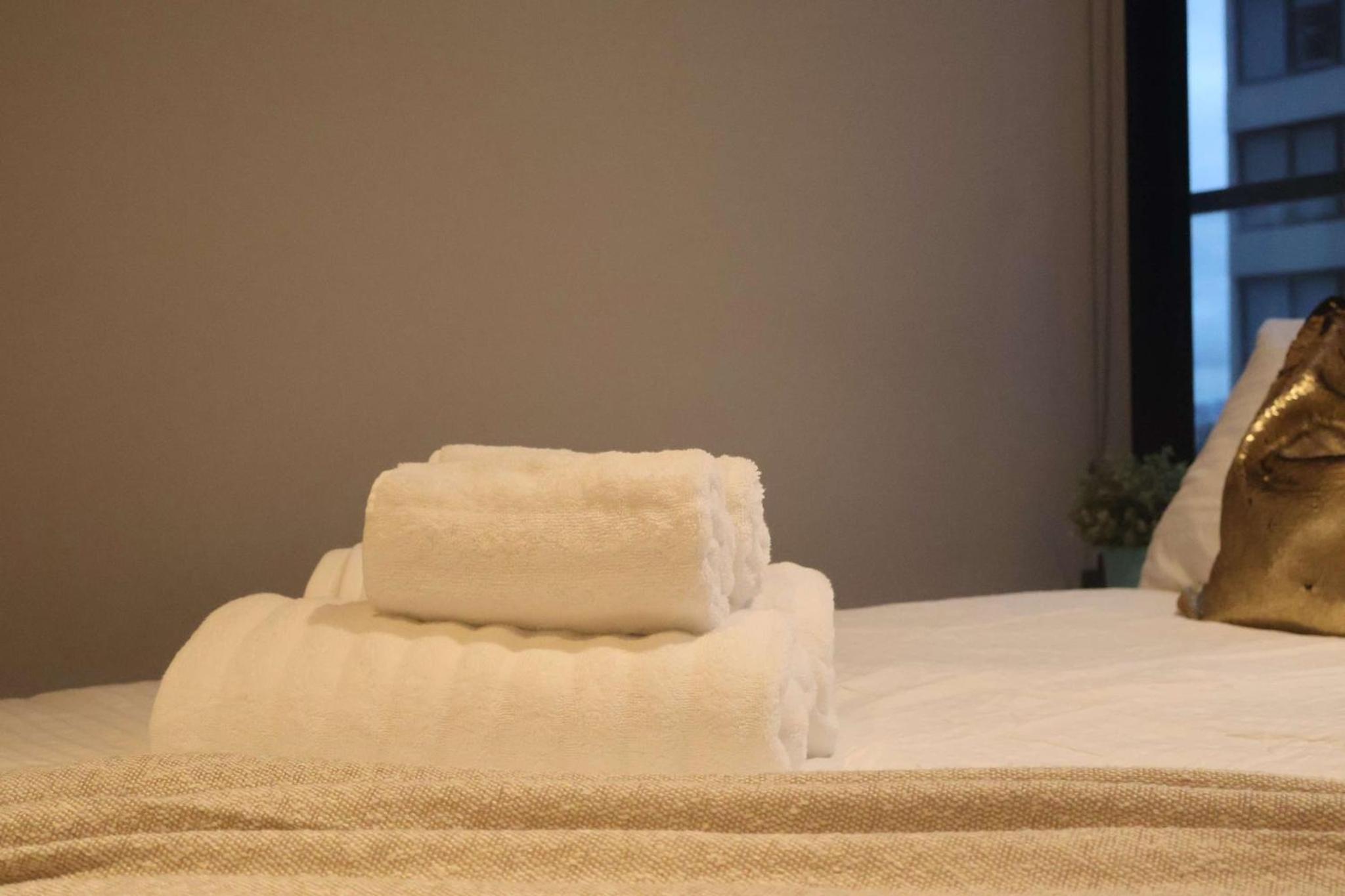 Entire 1 BR Southbank Apartment - Gym Pool Sauna 1 step to Crown Casino