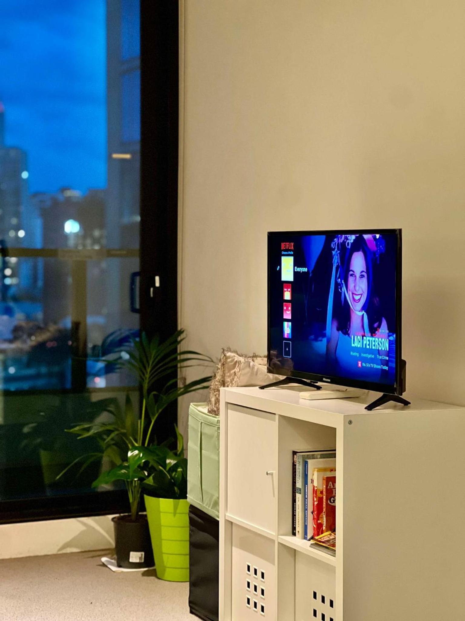 Entire 1 BR Southbank Apartment - Gym Pool Sauna 1 step to Crown Casino