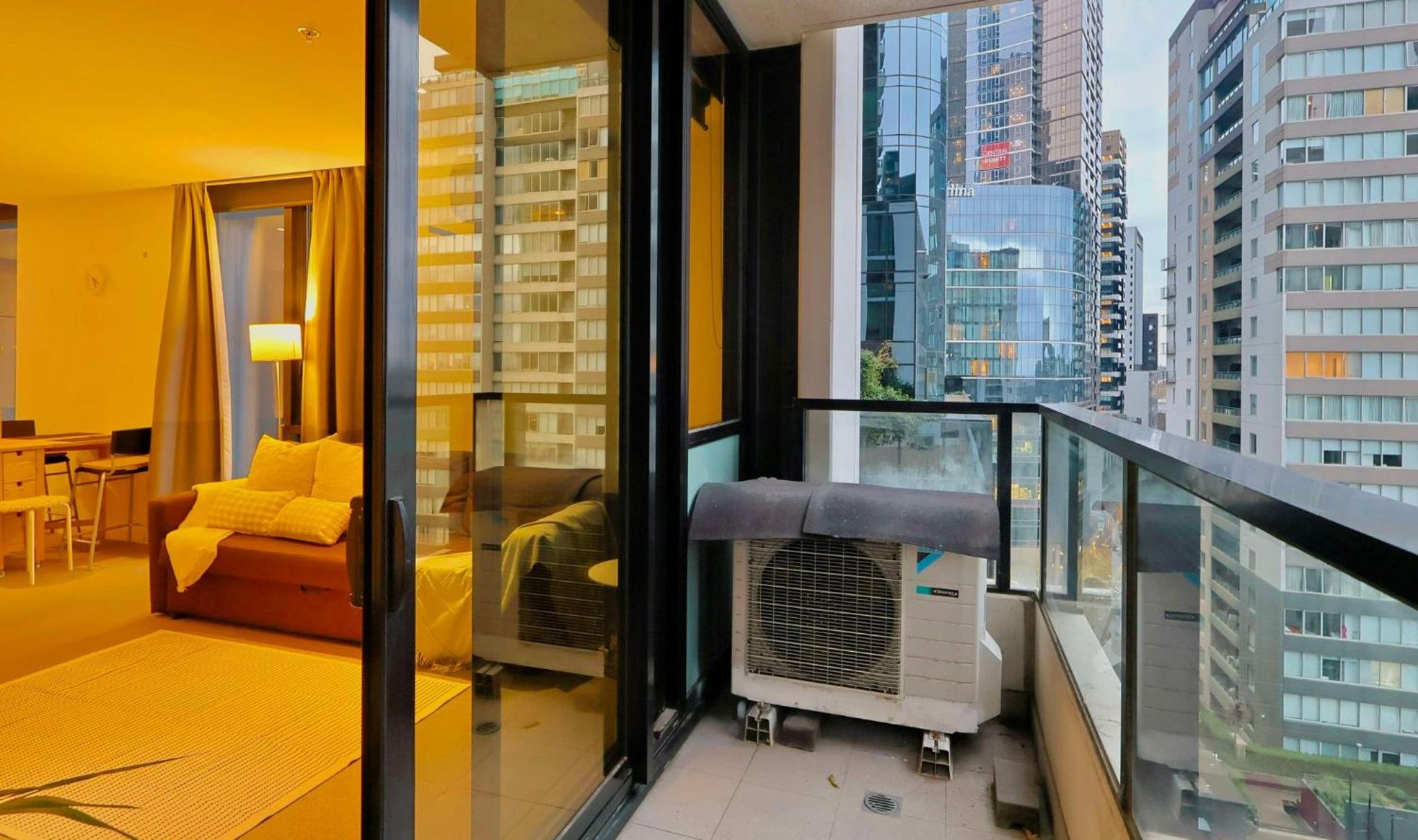 Entire 1 BR Southbank Apartment - Gym Pool Sauna 1 step to Crown Casino