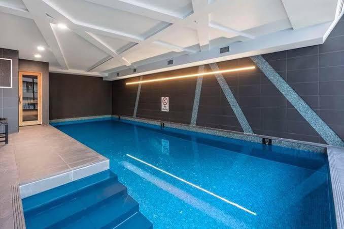 Entire 1 BR Southbank Apartment - Gym Pool Sauna 1 step to Crown Casino