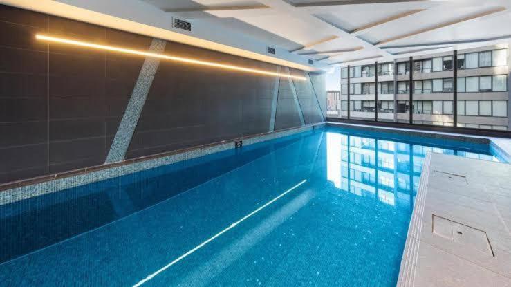 Entire 1 BR Southbank Apartment - Gym Pool Sauna 1 step to Crown Casino